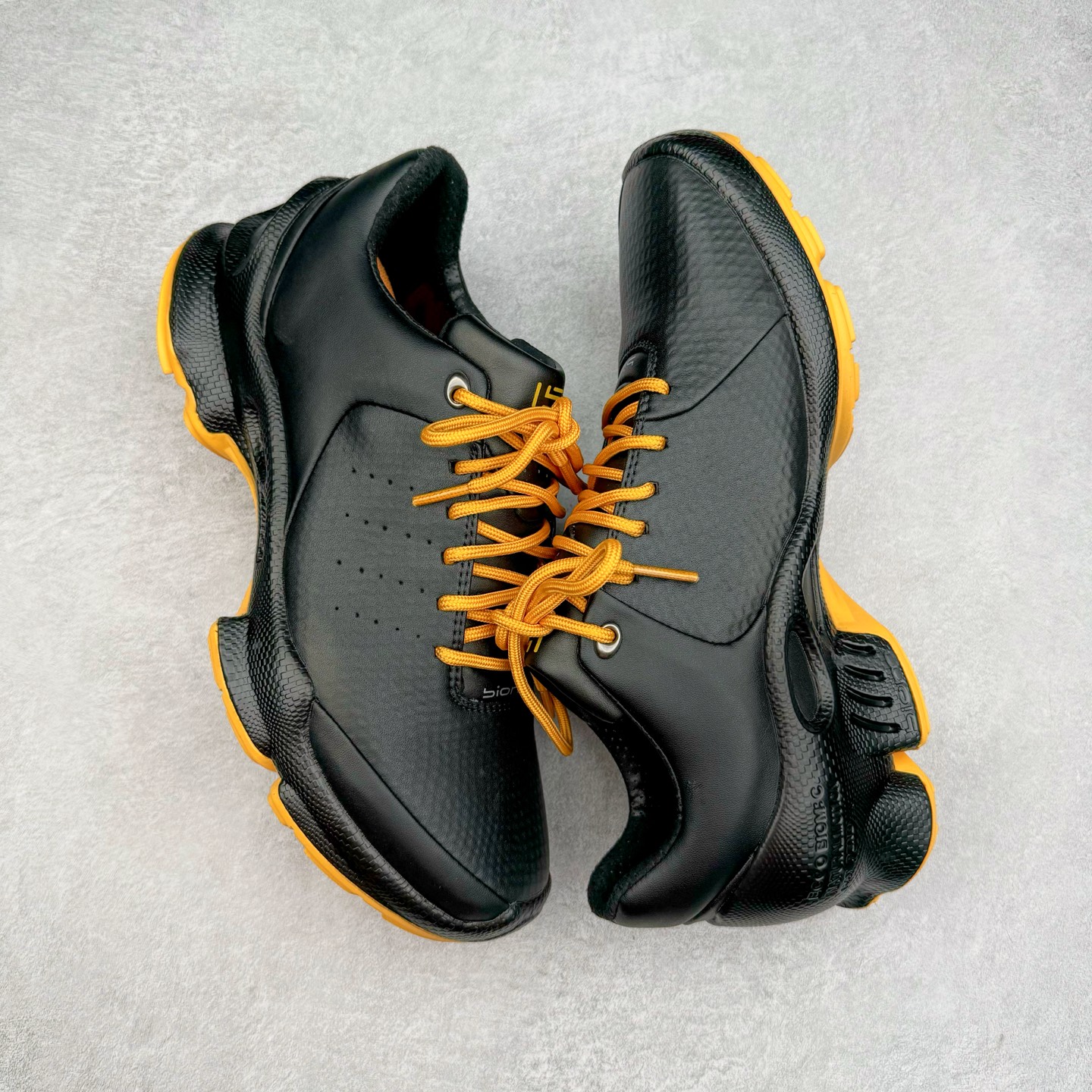 图片[3]-ECCO爱步男士15周年 运动休闲鞋 轻便缓震跑步鞋 健步BIOMC 市面最高版本 甄选优质皮面搭配纺织衬里，脚感柔软舒适，透气不闷脚 鞋舌及鞋垫上的周年LOGO设计 纪念属于BIOM的15载生机之旅 自然律动科技，符合人体工学鞋楦，贴近足部天然形态 直接注塑工艺连接鞋面与鞋底，一体成型，合脚稳固 橡胶外底适应多种形态，抓地耐磨，稳定支撑 都市探索 步履悠然 尺码：39 40 41 42 43 44 （正常码）-选品中心