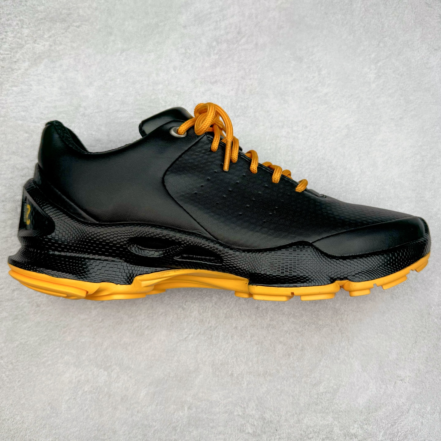 ECCO爱步男士15周年 运动休闲鞋 轻便缓震跑步鞋 健步BIOMC 市面最高版本 甄选优质皮面搭配纺织衬里，脚感柔软舒适，透气不闷脚 鞋舌及鞋垫上的周年LOGO设计 纪念属于BIOM的15载生机之旅 自然律动科技，符合人体工学鞋楦，贴近足部天然形态 直接注塑工艺连接鞋面与鞋底，一体成型，合脚稳固 橡胶外底适应多种形态，抓地耐磨，稳定支撑 都市探索 步履悠然 尺码：39 40 41 42 43 44 （正常码）-选品中心