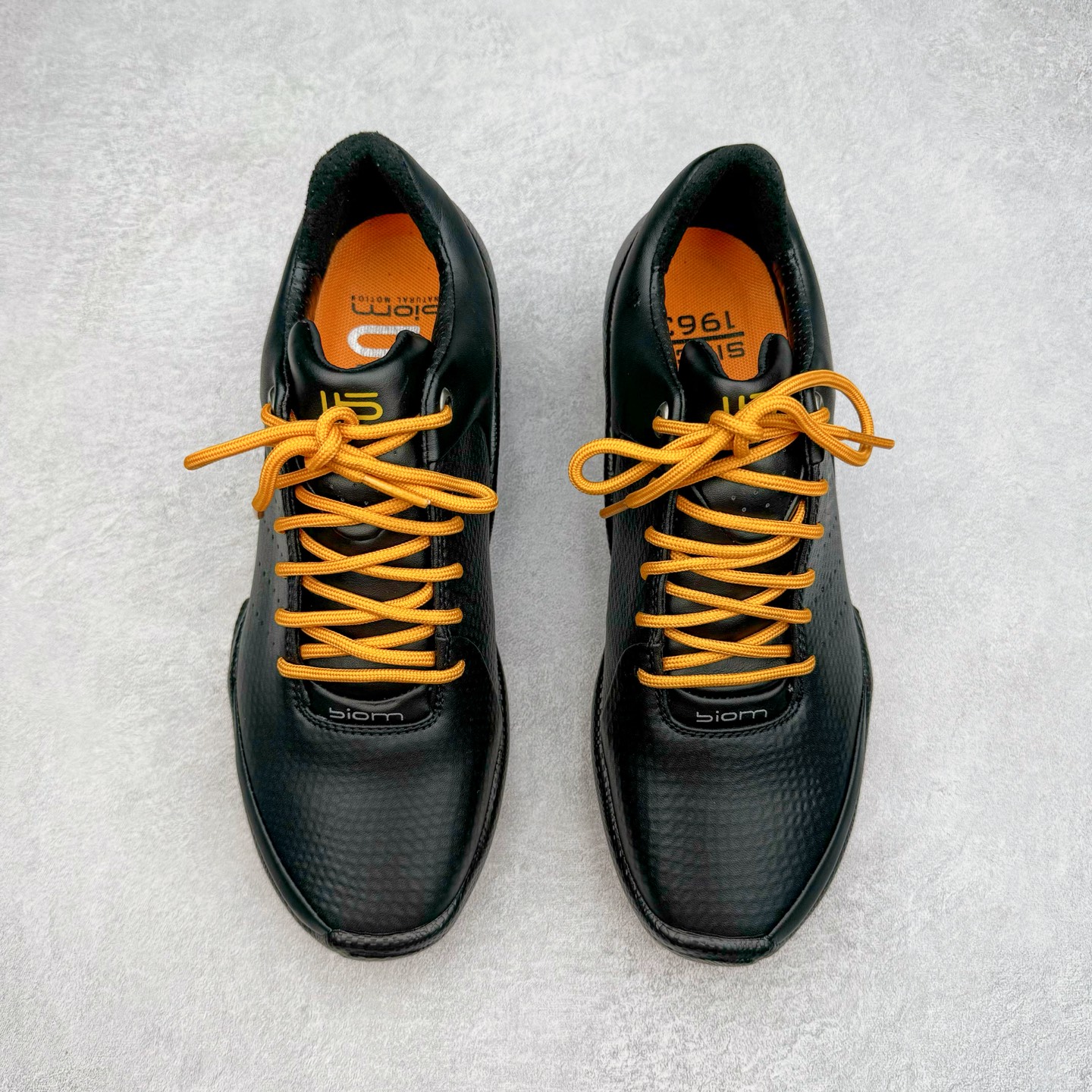 图片[2]-ECCO爱步男士15周年 运动休闲鞋 轻便缓震跑步鞋 健步BIOMC 市面最高版本 甄选优质皮面搭配纺织衬里，脚感柔软舒适，透气不闷脚 鞋舌及鞋垫上的周年LOGO设计 纪念属于BIOM的15载生机之旅 自然律动科技，符合人体工学鞋楦，贴近足部天然形态 直接注塑工艺连接鞋面与鞋底，一体成型，合脚稳固 橡胶外底适应多种形态，抓地耐磨，稳定支撑 都市探索 步履悠然 尺码：39 40 41 42 43 44 （正常码）-选品中心