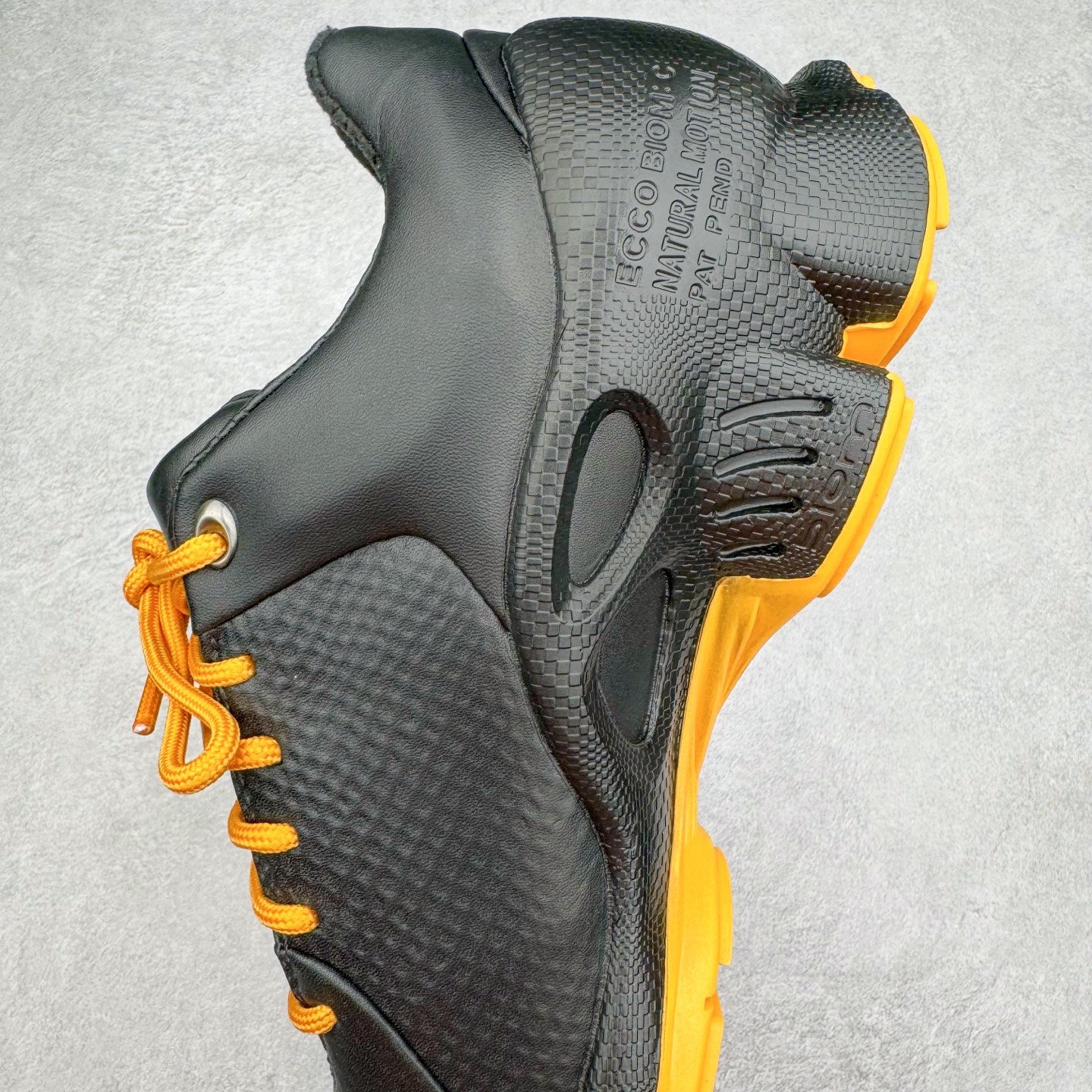 图片[7]-ECCO爱步男士15周年 运动休闲鞋 轻便缓震跑步鞋 健步BIOMC 市面最高版本 甄选优质皮面搭配纺织衬里，脚感柔软舒适，透气不闷脚 鞋舌及鞋垫上的周年LOGO设计 纪念属于BIOM的15载生机之旅 自然律动科技，符合人体工学鞋楦，贴近足部天然形态 直接注塑工艺连接鞋面与鞋底，一体成型，合脚稳固 橡胶外底适应多种形态，抓地耐磨，稳定支撑 都市探索 步履悠然 尺码：39 40 41 42 43 44 （正常码）-选品中心