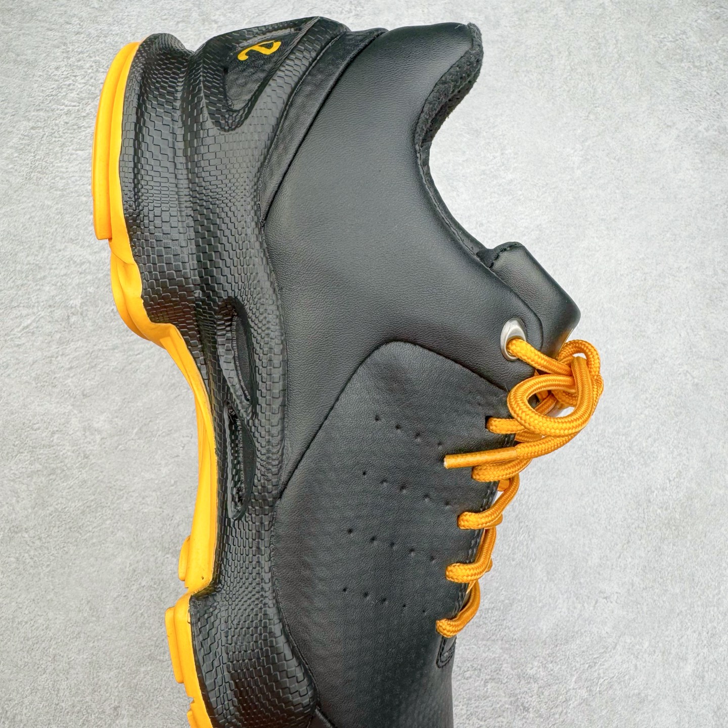 图片[6]-ECCO爱步男士15周年 运动休闲鞋 轻便缓震跑步鞋 健步BIOMC 市面最高版本 甄选优质皮面搭配纺织衬里，脚感柔软舒适，透气不闷脚 鞋舌及鞋垫上的周年LOGO设计 纪念属于BIOM的15载生机之旅 自然律动科技，符合人体工学鞋楦，贴近足部天然形态 直接注塑工艺连接鞋面与鞋底，一体成型，合脚稳固 橡胶外底适应多种形态，抓地耐磨，稳定支撑 都市探索 步履悠然 尺码：39 40 41 42 43 44 （正常码）-选品中心