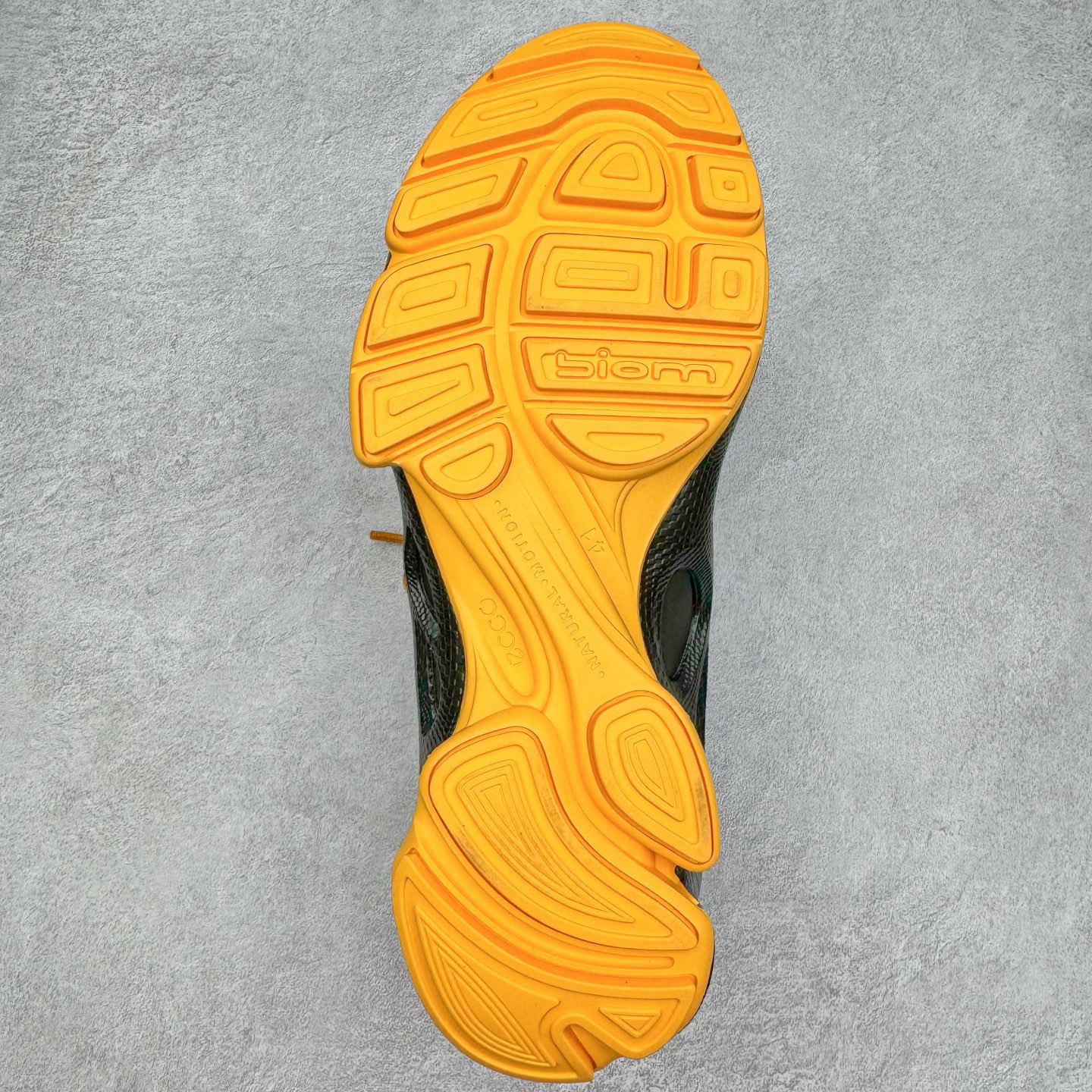 图片[9]-ECCO爱步男士15周年 运动休闲鞋 轻便缓震跑步鞋 健步BIOMC 市面最高版本 甄选优质皮面搭配纺织衬里，脚感柔软舒适，透气不闷脚 鞋舌及鞋垫上的周年LOGO设计 纪念属于BIOM的15载生机之旅 自然律动科技，符合人体工学鞋楦，贴近足部天然形态 直接注塑工艺连接鞋面与鞋底，一体成型，合脚稳固 橡胶外底适应多种形态，抓地耐磨，稳定支撑 都市探索 步履悠然 尺码：39 40 41 42 43 44 （正常码）-选品中心