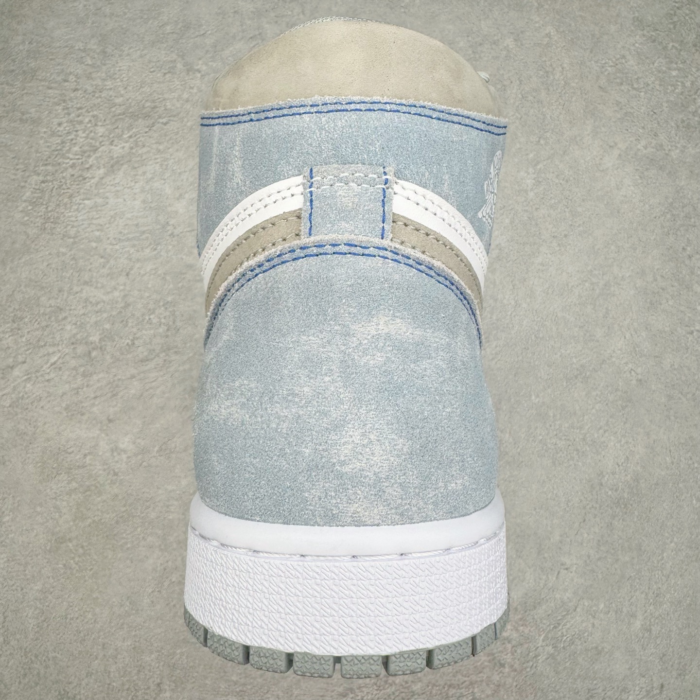 图片[8]-＃KZ神版莞产 Air Jordan AJ1 Retro High 高帮水洗蓝 555088-402 外贸特供批次 终端控货优势输出 新配色不断更新开发 市场中端王者 全套原纸板楦头开发 确保原汁原味 完美呈现一代版型 一比一鞋头弧度高度鞋身弧度 此版本只针对中端市场 细节品控鞋型随意秒杀市面同价位 鞋型完美 不臃肿别扭 头层皮料加持 用料绝不含糊 进口玻璃冲刀皮料裁剪零毛边 电脑针车工艺 超高鞋面清洁度 最高QC检验标准 控制溢胶瑕疵 原盒原配 飞翼3D高频深度立体 工艺方面大到整体鞋型 漏斗收腰 底线拉帮 LOGO立体程度 小到针眼排布 载片对称 冲孔效果 鞋标规范 鞋垫背胶等等 无一不是口碑收割 每双都是一个回头客 尺码：36 36.5 37.5 38 38.5 39 40 40.5 41 42 42.5 43 44 44.5 45 46 47.5-选品中心