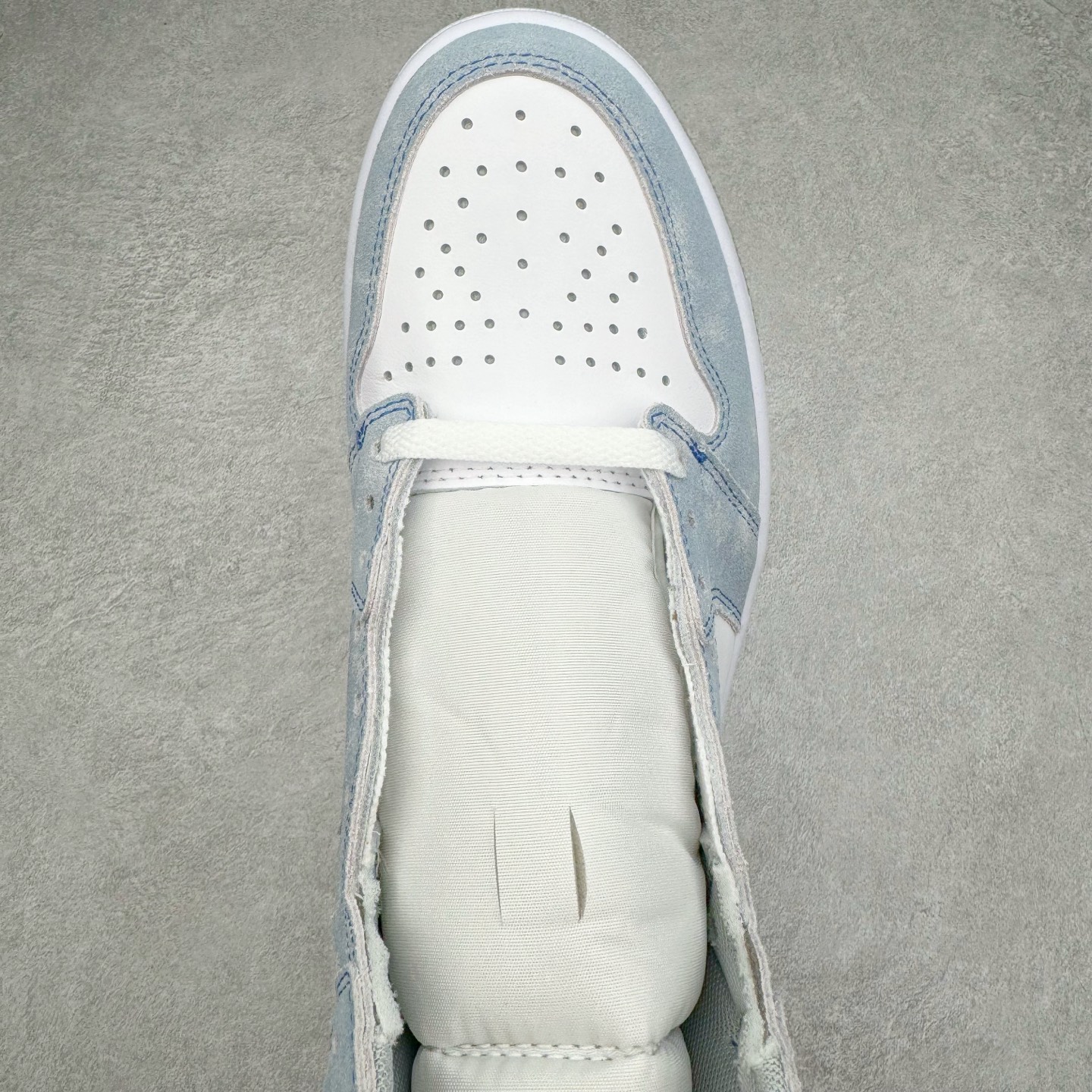 图片[4]-＃KZ神版莞产 Air Jordan AJ1 Retro High 高帮水洗蓝 555088-402 外贸特供批次 终端控货优势输出 新配色不断更新开发 市场中端王者 全套原纸板楦头开发 确保原汁原味 完美呈现一代版型 一比一鞋头弧度高度鞋身弧度 此版本只针对中端市场 细节品控鞋型随意秒杀市面同价位 鞋型完美 不臃肿别扭 头层皮料加持 用料绝不含糊 进口玻璃冲刀皮料裁剪零毛边 电脑针车工艺 超高鞋面清洁度 最高QC检验标准 控制溢胶瑕疵 原盒原配 飞翼3D高频深度立体 工艺方面大到整体鞋型 漏斗收腰 底线拉帮 LOGO立体程度 小到针眼排布 载片对称 冲孔效果 鞋标规范 鞋垫背胶等等 无一不是口碑收割 每双都是一个回头客 尺码：36 36.5 37.5 38 38.5 39 40 40.5 41 42 42.5 43 44 44.5 45 46 47.5-选品中心