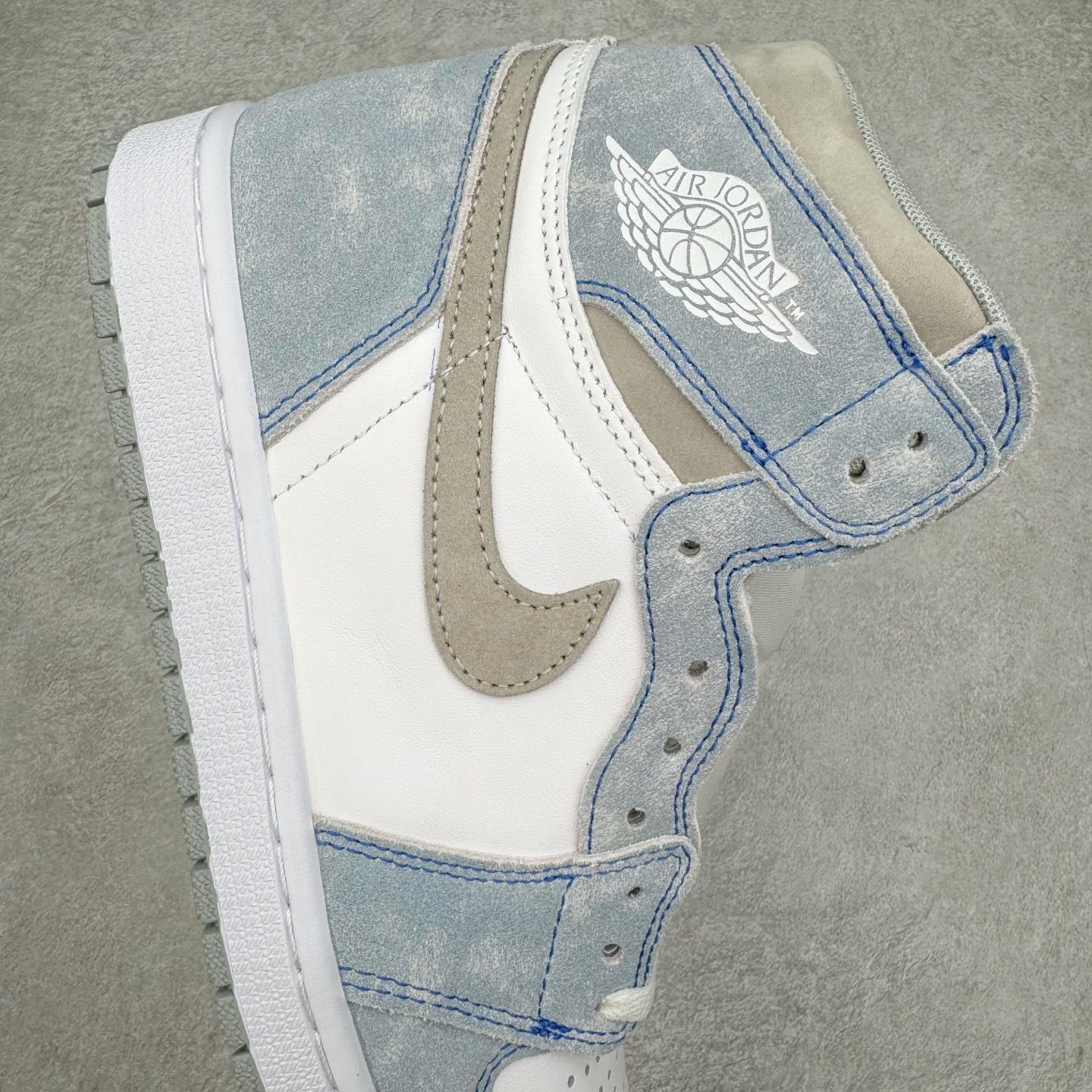 图片[6]-＃KZ神版莞产 Air Jordan AJ1 Retro High 高帮水洗蓝 555088-402 外贸特供批次 终端控货优势输出 新配色不断更新开发 市场中端王者 全套原纸板楦头开发 确保原汁原味 完美呈现一代版型 一比一鞋头弧度高度鞋身弧度 此版本只针对中端市场 细节品控鞋型随意秒杀市面同价位 鞋型完美 不臃肿别扭 头层皮料加持 用料绝不含糊 进口玻璃冲刀皮料裁剪零毛边 电脑针车工艺 超高鞋面清洁度 最高QC检验标准 控制溢胶瑕疵 原盒原配 飞翼3D高频深度立体 工艺方面大到整体鞋型 漏斗收腰 底线拉帮 LOGO立体程度 小到针眼排布 载片对称 冲孔效果 鞋标规范 鞋垫背胶等等 无一不是口碑收割 每双都是一个回头客 尺码：36 36.5 37.5 38 38.5 39 40 40.5 41 42 42.5 43 44 44.5 45 46 47.5-选品中心