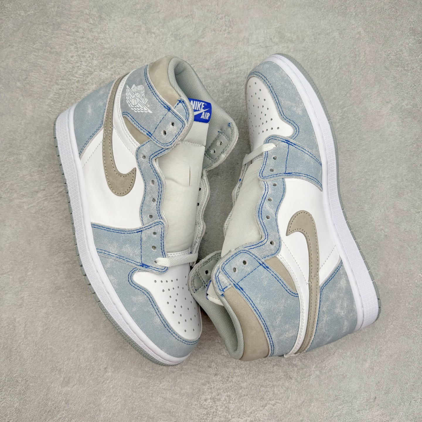 图片[3]-＃KZ神版莞产 Air Jordan AJ1 Retro High 高帮水洗蓝 555088-402 外贸特供批次 终端控货优势输出 新配色不断更新开发 市场中端王者 全套原纸板楦头开发 确保原汁原味 完美呈现一代版型 一比一鞋头弧度高度鞋身弧度 此版本只针对中端市场 细节品控鞋型随意秒杀市面同价位 鞋型完美 不臃肿别扭 头层皮料加持 用料绝不含糊 进口玻璃冲刀皮料裁剪零毛边 电脑针车工艺 超高鞋面清洁度 最高QC检验标准 控制溢胶瑕疵 原盒原配 飞翼3D高频深度立体 工艺方面大到整体鞋型 漏斗收腰 底线拉帮 LOGO立体程度 小到针眼排布 载片对称 冲孔效果 鞋标规范 鞋垫背胶等等 无一不是口碑收割 每双都是一个回头客 尺码：36 36.5 37.5 38 38.5 39 40 40.5 41 42 42.5 43 44 44.5 45 46 47.5-选品中心
