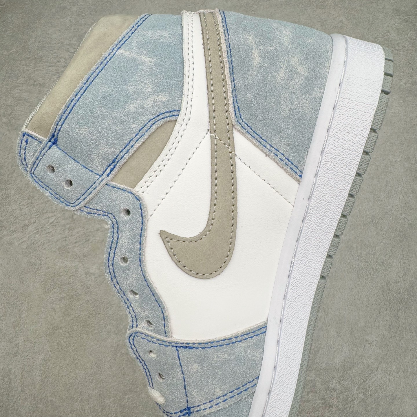 图片[7]-＃KZ神版莞产 Air Jordan AJ1 Retro High 高帮水洗蓝 555088-402 外贸特供批次 终端控货优势输出 新配色不断更新开发 市场中端王者 全套原纸板楦头开发 确保原汁原味 完美呈现一代版型 一比一鞋头弧度高度鞋身弧度 此版本只针对中端市场 细节品控鞋型随意秒杀市面同价位 鞋型完美 不臃肿别扭 头层皮料加持 用料绝不含糊 进口玻璃冲刀皮料裁剪零毛边 电脑针车工艺 超高鞋面清洁度 最高QC检验标准 控制溢胶瑕疵 原盒原配 飞翼3D高频深度立体 工艺方面大到整体鞋型 漏斗收腰 底线拉帮 LOGO立体程度 小到针眼排布 载片对称 冲孔效果 鞋标规范 鞋垫背胶等等 无一不是口碑收割 每双都是一个回头客 尺码：36 36.5 37.5 38 38.5 39 40 40.5 41 42 42.5 43 44 44.5 45 46 47.5-选品中心