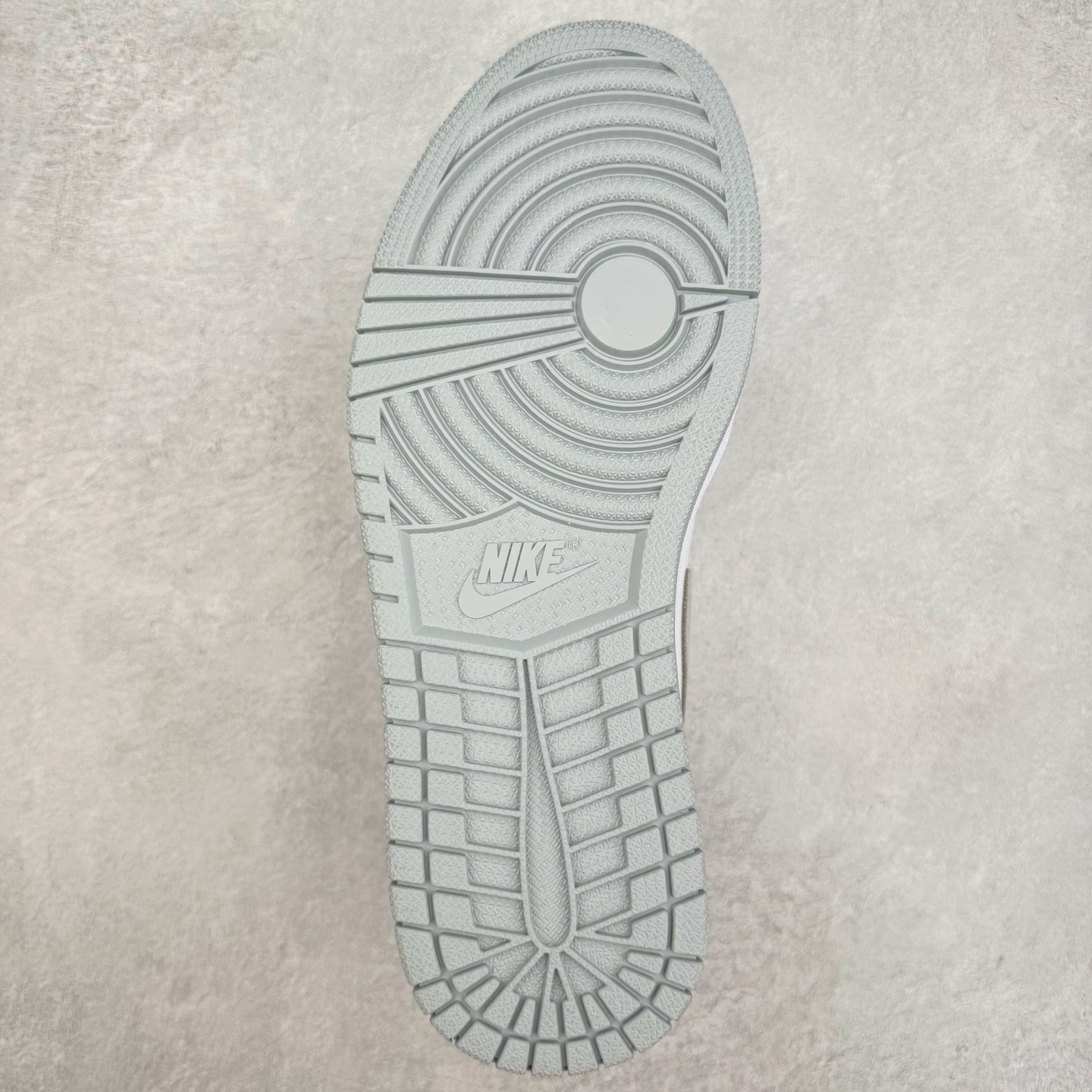 图片[9]-＃KZ神版莞产 Air Jordan AJ1 Retro High 高帮水洗蓝 555088-402 外贸特供批次 终端控货优势输出 新配色不断更新开发 市场中端王者 全套原纸板楦头开发 确保原汁原味 完美呈现一代版型 一比一鞋头弧度高度鞋身弧度 此版本只针对中端市场 细节品控鞋型随意秒杀市面同价位 鞋型完美 不臃肿别扭 头层皮料加持 用料绝不含糊 进口玻璃冲刀皮料裁剪零毛边 电脑针车工艺 超高鞋面清洁度 最高QC检验标准 控制溢胶瑕疵 原盒原配 飞翼3D高频深度立体 工艺方面大到整体鞋型 漏斗收腰 底线拉帮 LOGO立体程度 小到针眼排布 载片对称 冲孔效果 鞋标规范 鞋垫背胶等等 无一不是口碑收割 每双都是一个回头客 尺码：36 36.5 37.5 38 38.5 39 40 40.5 41 42 42.5 43 44 44.5 45 46 47.5-选品中心