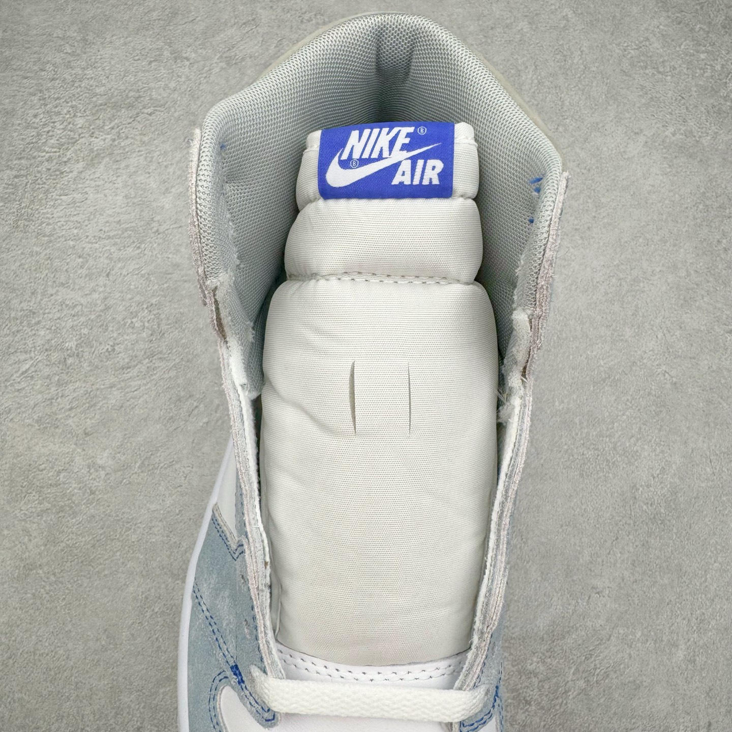 图片[5]-＃KZ神版莞产 Air Jordan AJ1 Retro High 高帮水洗蓝 555088-402 外贸特供批次 终端控货优势输出 新配色不断更新开发 市场中端王者 全套原纸板楦头开发 确保原汁原味 完美呈现一代版型 一比一鞋头弧度高度鞋身弧度 此版本只针对中端市场 细节品控鞋型随意秒杀市面同价位 鞋型完美 不臃肿别扭 头层皮料加持 用料绝不含糊 进口玻璃冲刀皮料裁剪零毛边 电脑针车工艺 超高鞋面清洁度 最高QC检验标准 控制溢胶瑕疵 原盒原配 飞翼3D高频深度立体 工艺方面大到整体鞋型 漏斗收腰 底线拉帮 LOGO立体程度 小到针眼排布 载片对称 冲孔效果 鞋标规范 鞋垫背胶等等 无一不是口碑收割 每双都是一个回头客 尺码：36 36.5 37.5 38 38.5 39 40 40.5 41 42 42.5 43 44 44.5 45 46 47.5-选品中心