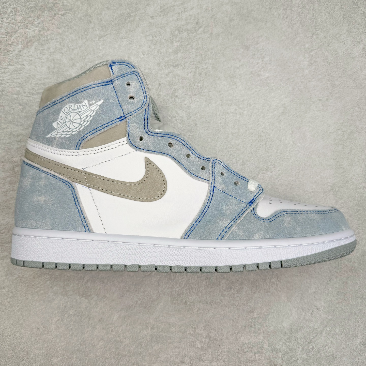 ＃KZ神版莞产 Air Jordan AJ1 Retro High 高帮水洗蓝 555088-402 外贸特供批次 终端控货优势输出 新配色不断更新开发 市场中端王者 全套原纸板楦头开发 确保原汁原味 完美呈现一代版型 一比一鞋头弧度高度鞋身弧度 此版本只针对中端市场 细节品控鞋型随意秒杀市面同价位 鞋型完美 不臃肿别扭 头层皮料加持 用料绝不含糊 进口玻璃冲刀皮料裁剪零毛边 电脑针车工艺 超高鞋面清洁度 最高QC检验标准 控制溢胶瑕疵 原盒原配 飞翼3D高频深度立体 工艺方面大到整体鞋型 漏斗收腰 底线拉帮 LOGO立体程度 小到针眼排布 载片对称 冲孔效果 鞋标规范 鞋垫背胶等等 无一不是口碑收割 每双都是一个回头客 尺码：36 36.5 37.5 38 38.5 39 40 40.5 41 42 42.5 43 44 44.5 45 46 47.5-选品中心