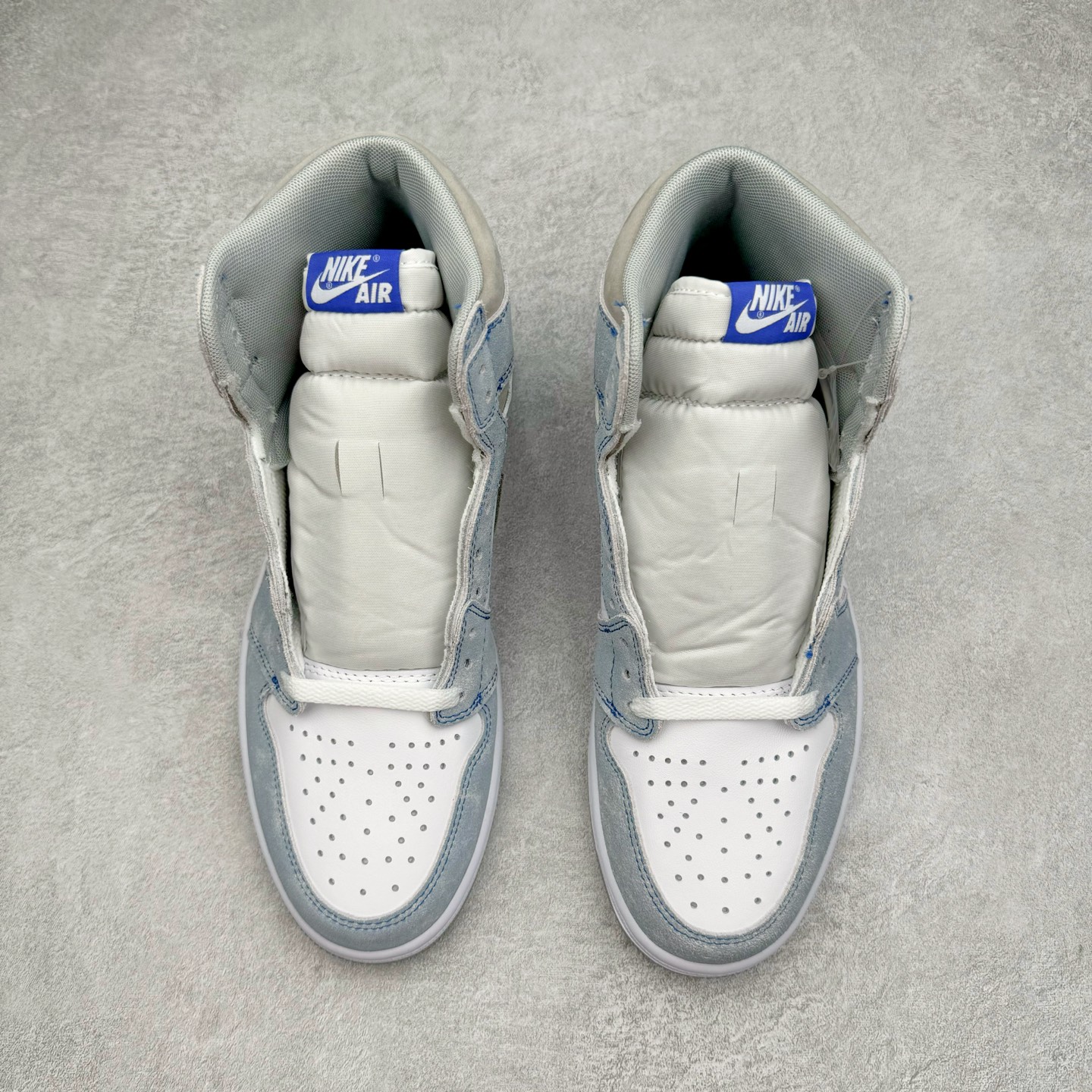 图片[2]-＃KZ神版莞产 Air Jordan AJ1 Retro High 高帮水洗蓝 555088-402 外贸特供批次 终端控货优势输出 新配色不断更新开发 市场中端王者 全套原纸板楦头开发 确保原汁原味 完美呈现一代版型 一比一鞋头弧度高度鞋身弧度 此版本只针对中端市场 细节品控鞋型随意秒杀市面同价位 鞋型完美 不臃肿别扭 头层皮料加持 用料绝不含糊 进口玻璃冲刀皮料裁剪零毛边 电脑针车工艺 超高鞋面清洁度 最高QC检验标准 控制溢胶瑕疵 原盒原配 飞翼3D高频深度立体 工艺方面大到整体鞋型 漏斗收腰 底线拉帮 LOGO立体程度 小到针眼排布 载片对称 冲孔效果 鞋标规范 鞋垫背胶等等 无一不是口碑收割 每双都是一个回头客 尺码：36 36.5 37.5 38 38.5 39 40 40.5 41 42 42.5 43 44 44.5 45 46 47.5-选品中心