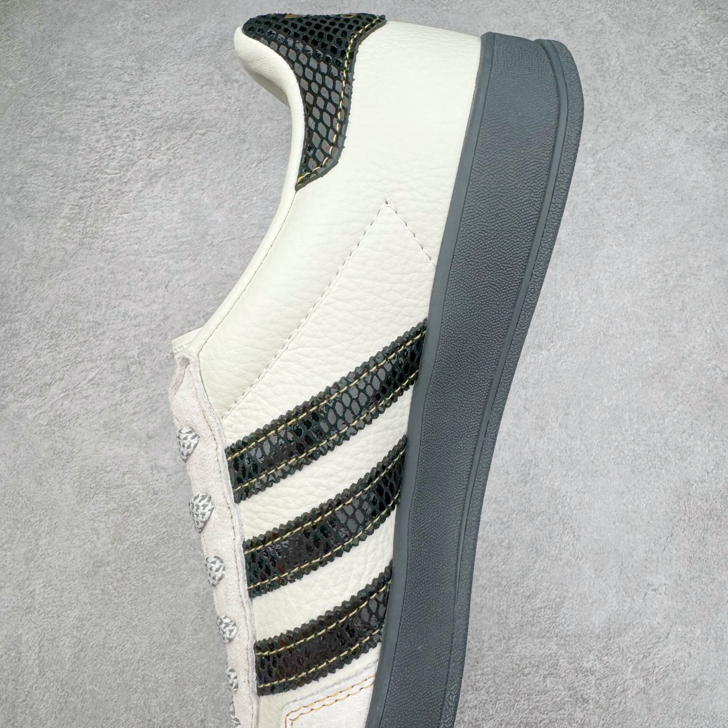 图片[7]-AD Gazelle Indoor Trainers 羚羊内训系列低帮复古百搭休闲运动德训风板鞋 CH6336 90年代经典的复刻版！自60年代以足球训练鞋面世以来,Gazelle就以其经典设计席卷全球。1991年版本的复刻,再造经典Gazelle。采用皮革打造,搭配浊色细节,让这款经典更加简约。尺码：36 36⅔ 37⅓ 38 38⅔ 39⅓ 40 40⅔ 41⅓ 42 42⅔ 43⅓ 44 44⅔ 45-选品中心