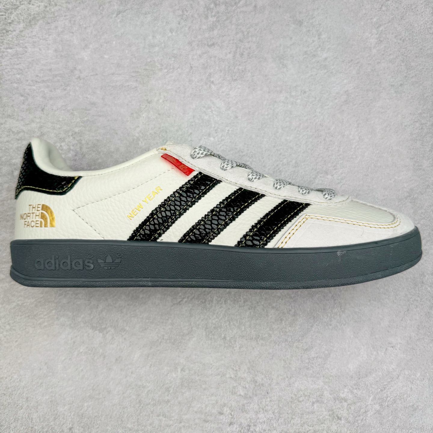 AD Gazelle Indoor Trainers 羚羊内训系列低帮复古百搭休闲运动德训风板鞋 CH6336 90年代经典的复刻版！自60年代以足球训练鞋面世以来,Gazelle就以其经典设计席卷全球。1991年版本的复刻,再造经典Gazelle。采用皮革打造,搭配浊色细节,让这款经典更加简约。尺码：36 36⅔ 37⅓ 38 38⅔ 39⅓ 40 40⅔ 41⅓ 42 42⅔ 43⅓ 44 44⅔ 45-选品中心