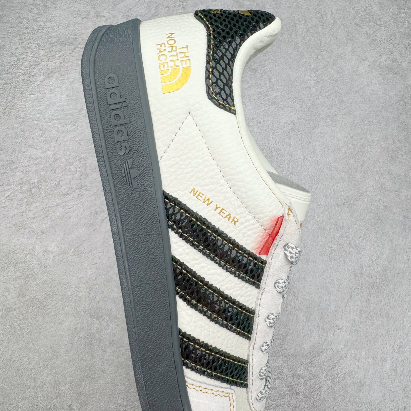 图片[6]-AD Gazelle Indoor Trainers 羚羊内训系列低帮复古百搭休闲运动德训风板鞋 CH6336 90年代经典的复刻版！自60年代以足球训练鞋面世以来,Gazelle就以其经典设计席卷全球。1991年版本的复刻,再造经典Gazelle。采用皮革打造,搭配浊色细节,让这款经典更加简约。尺码：36 36⅔ 37⅓ 38 38⅔ 39⅓ 40 40⅔ 41⅓ 42 42⅔ 43⅓ 44 44⅔ 45-选品中心