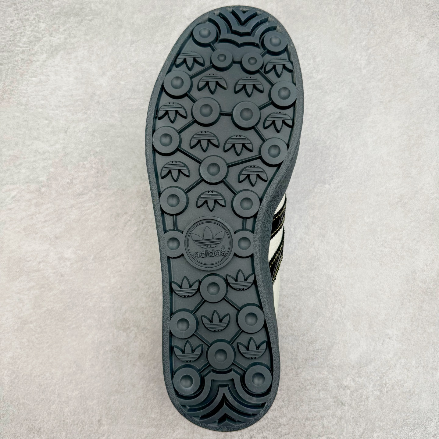 图片[9]-AD Gazelle Indoor Trainers 羚羊内训系列低帮复古百搭休闲运动德训风板鞋 CH6336 90年代经典的复刻版！自60年代以足球训练鞋面世以来,Gazelle就以其经典设计席卷全球。1991年版本的复刻,再造经典Gazelle。采用皮革打造,搭配浊色细节,让这款经典更加简约。尺码：36 36⅔ 37⅓ 38 38⅔ 39⅓ 40 40⅔ 41⅓ 42 42⅔ 43⅓ 44 44⅔ 45-选品中心