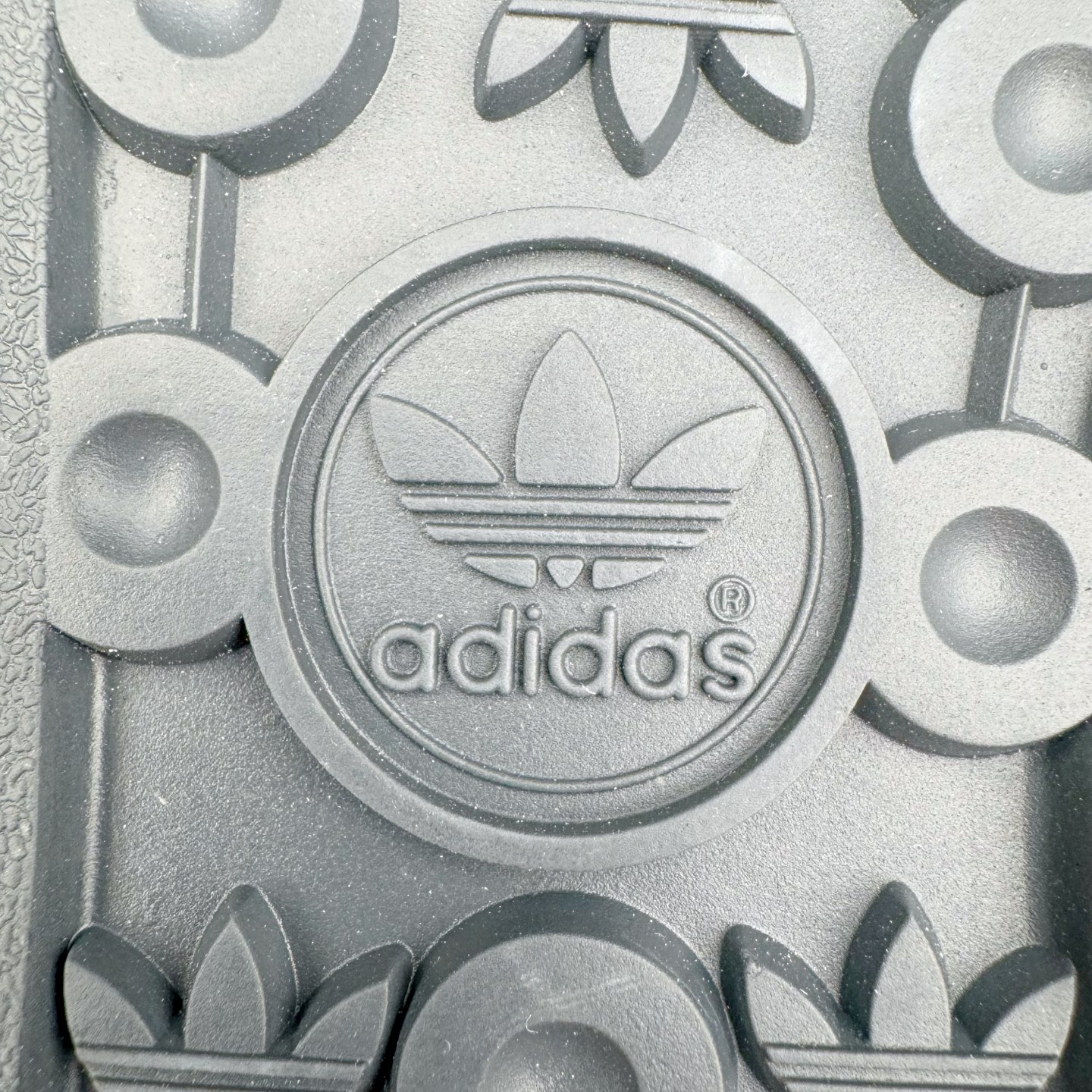 图片[18]-AD Gazelle Indoor Trainers 羚羊内训系列低帮复古百搭休闲运动德训风板鞋 CH6336 90年代经典的复刻版！自60年代以足球训练鞋面世以来,Gazelle就以其经典设计席卷全球。1991年版本的复刻,再造经典Gazelle。采用皮革打造,搭配浊色细节,让这款经典更加简约。尺码：36 36⅔ 37⅓ 38 38⅔ 39⅓ 40 40⅔ 41⅓ 42 42⅔ 43⅓ 44 44⅔ 45-选品中心