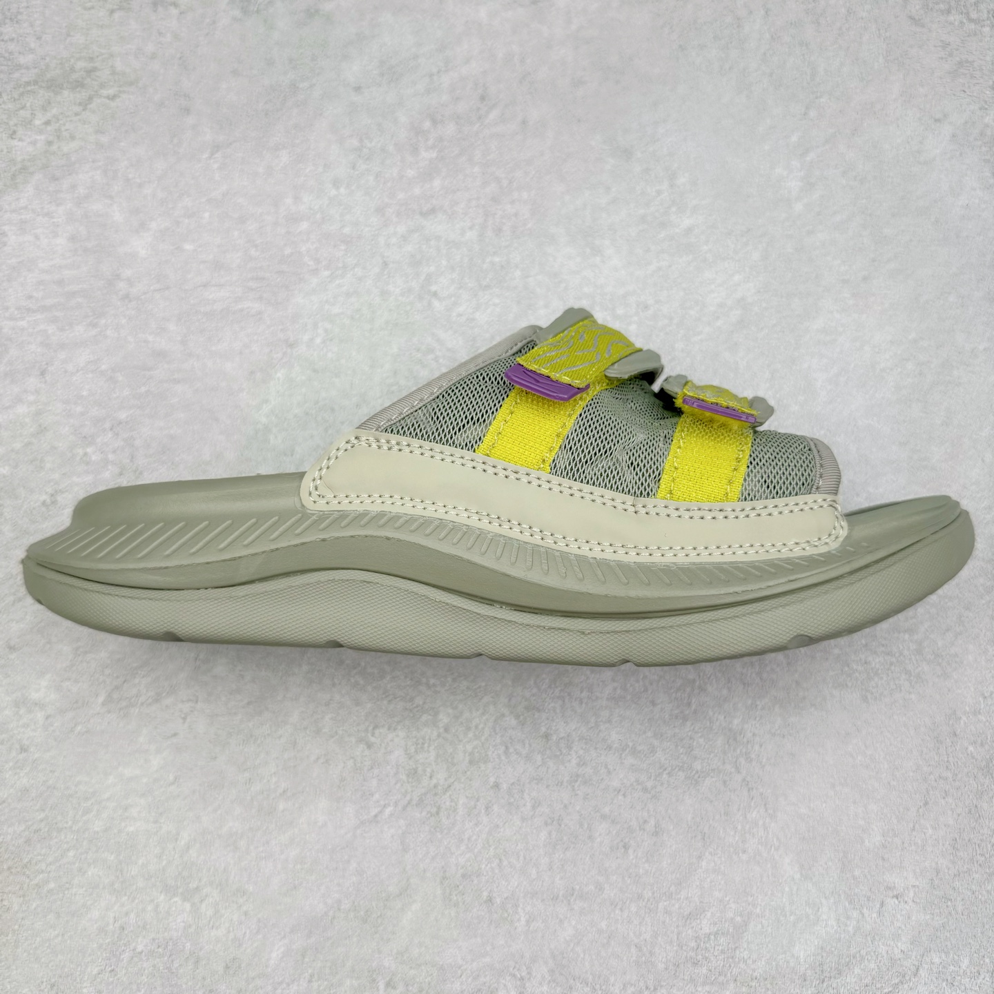 HOKA ONE ONE ORA Luxe 减震轻便舒缓运动 EVA 防滑一字拖鞋 男女同款 实拍调校N版已经零色差零失真 百分百还原实物色彩所见即所得 不存在货不对板色差等低级问题 选购参考实物拍摄 不混卖不参货 只用心做好货严格选品 承诺混一赔十 尺码：36 36.5 37.5 38 38.5 39 40 40.5 41 42 42.5 43 44 44.5 45-选品中心