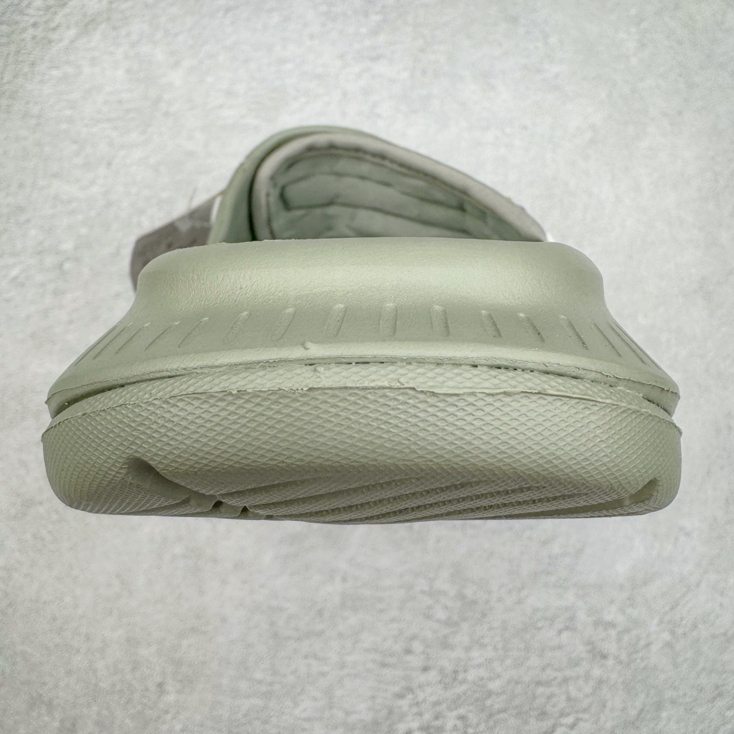 图片[8]-HOKA ONE ONE ORA Luxe 减震轻便舒缓运动 EVA 防滑一字拖鞋 男女同款 实拍调校N版已经零色差零失真 百分百还原实物色彩所见即所得 不存在货不对板色差等低级问题 选购参考实物拍摄 不混卖不参货 只用心做好货严格选品 承诺混一赔十 尺码：36 36.5 37.5 38 38.5 39 40 40.5 41 42 42.5 43 44 44.5 45-选品中心