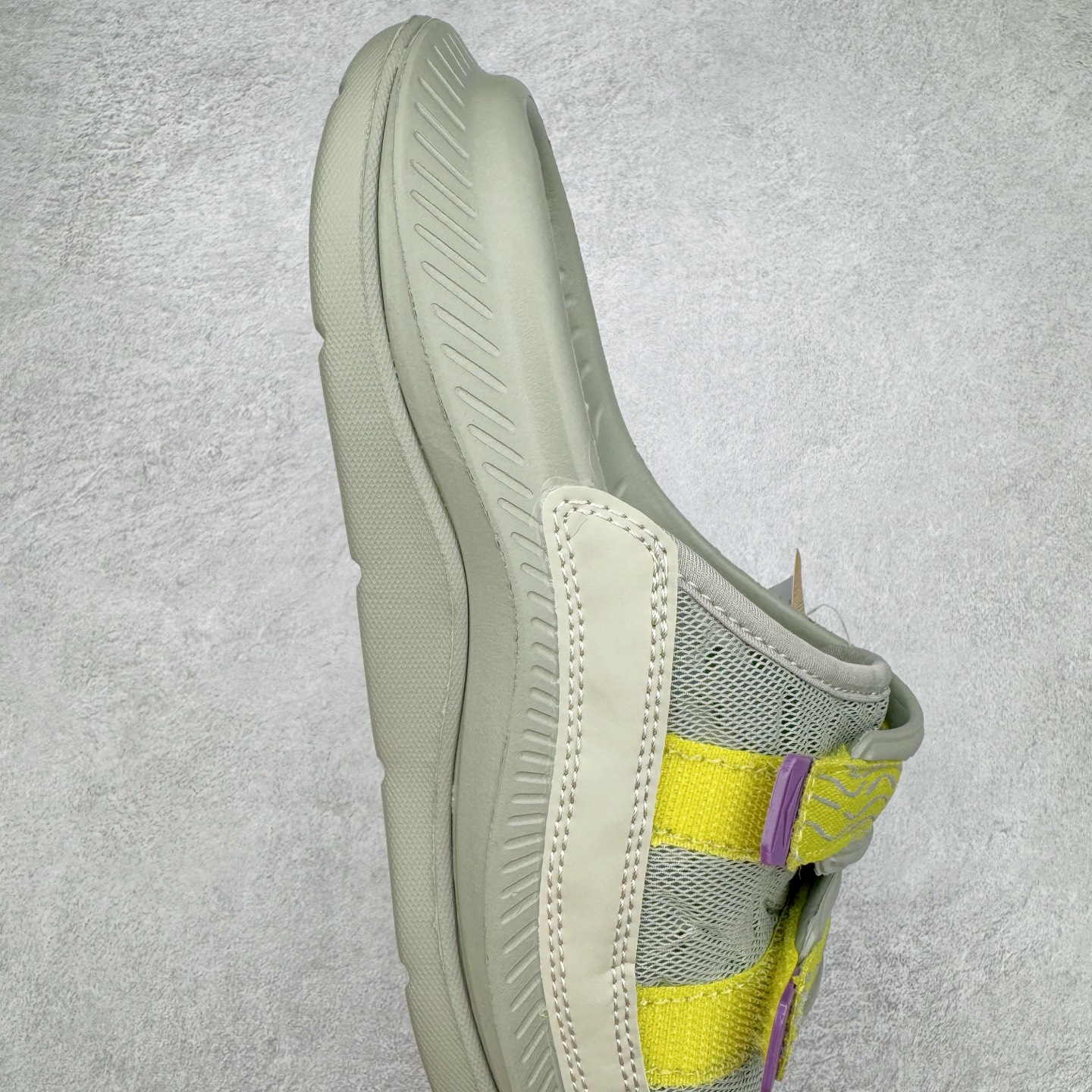 图片[6]-HOKA ONE ONE ORA Luxe 减震轻便舒缓运动 EVA 防滑一字拖鞋 男女同款 实拍调校N版已经零色差零失真 百分百还原实物色彩所见即所得 不存在货不对板色差等低级问题 选购参考实物拍摄 不混卖不参货 只用心做好货严格选品 承诺混一赔十 尺码：36 36.5 37.5 38 38.5 39 40 40.5 41 42 42.5 43 44 44.5 45-选品中心