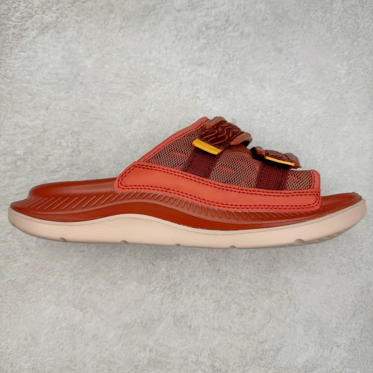 HOKA ONE ONE ORA Luxe 减震轻便舒缓运动 EVA 防滑一字拖鞋 男女同款 实拍调校N版已经零色差零失真 百分百还原实物色彩所见即所得 不存在货不对板色差等低级问题 选购参考实物拍摄 不混卖不参货 只用心做好货严格选品 承诺混一赔十 尺码：36 36.5 37.5 38 38.5 39 40 40.5 41 42 42.5 43 44 44.5 45-选品中心