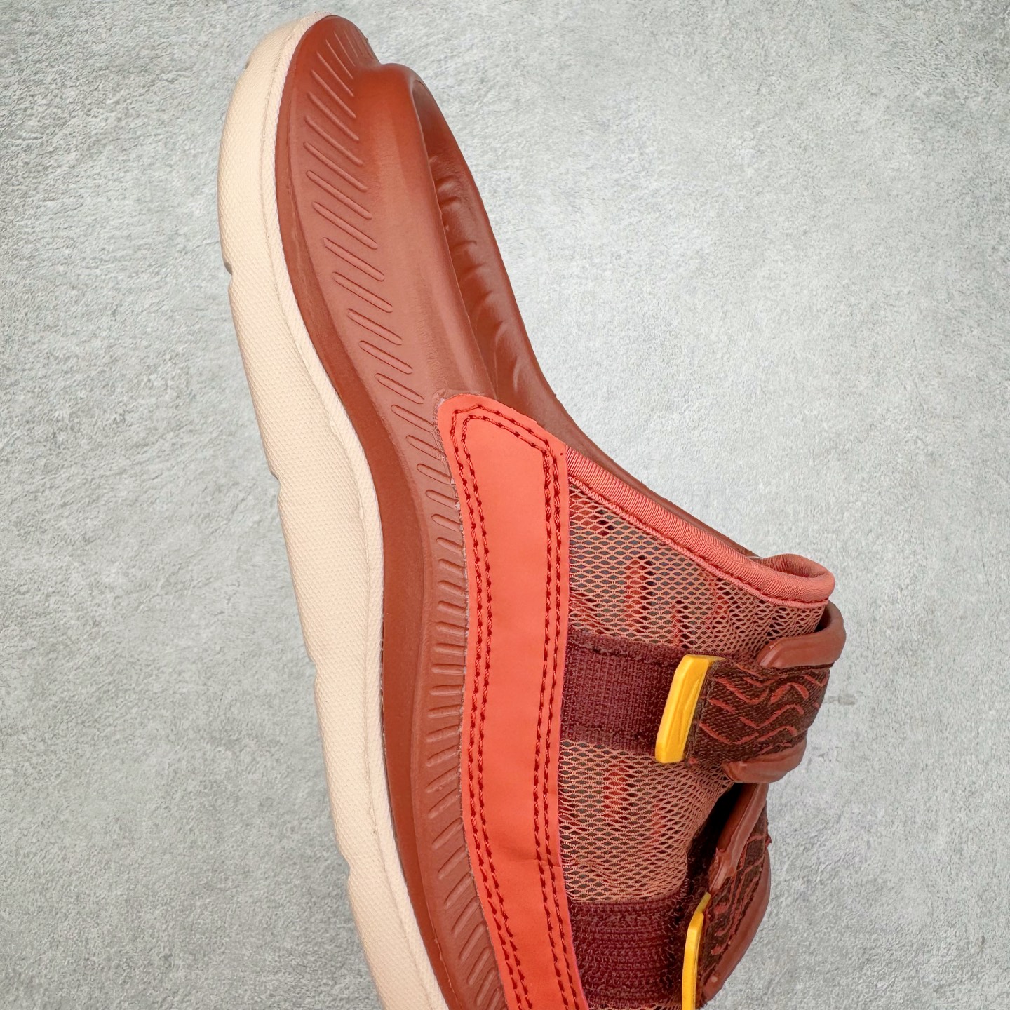 图片[6]-HOKA ONE ONE ORA Luxe 减震轻便舒缓运动 EVA 防滑一字拖鞋 男女同款 实拍调校N版已经零色差零失真 百分百还原实物色彩所见即所得 不存在货不对板色差等低级问题 选购参考实物拍摄 不混卖不参货 只用心做好货严格选品 承诺混一赔十 尺码：36 36.5 37.5 38 38.5 39 40 40.5 41 42 42.5 43 44 44.5 45-选品中心