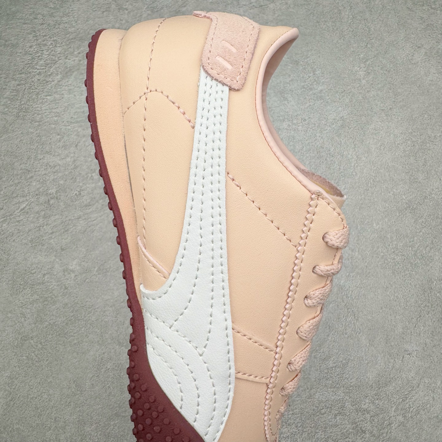 图片[6]-＃M纯原 PUMA Bella UT Low 彪马贝拉UT系列低帮薄底德训复古风经典百搭休闲慢跑鞋 继将 Speedcat OG 带回后，近日 Puma 再以品牌档案室的经典鞋型 Bella OG 为蓝本，推出契合时下薄底球鞋趋势的 Bella UT 鞋款。自 21 世纪初问世以来，Bella OG 鞋型以其独特的薄底设计和上翻外底设计收获了众多年轻拥趸，更是 PUMA DNA 中不可磨灭的经典。此番重新推出的 Bella UT 鞋款，整体鞋面采用上乘皮革材质，并延续 Formstrip 设计语言；鞋头处采用精致的包头设计，搭配麂皮材质提升质感；鞋底部分保留 Bella 鞋款标志性的薄底和点状橡胶外底，上翘的设计包裹鞋面；鞋舌与鞋跟分别点缀美洲狮 Logo 与品牌字母 Logo。值得一提的是，本次 Bella UT 鞋款搭载 SOFTFOAM+ 鞋垫，兼顾美学设计与穿着舒适度。而配色上则提供白、黄、蓝、银、粉五款颜色。尺码：36 37 37.5 38 39 39.5 40 40.5 41 42 42.5 43 44 44.5-选品中心