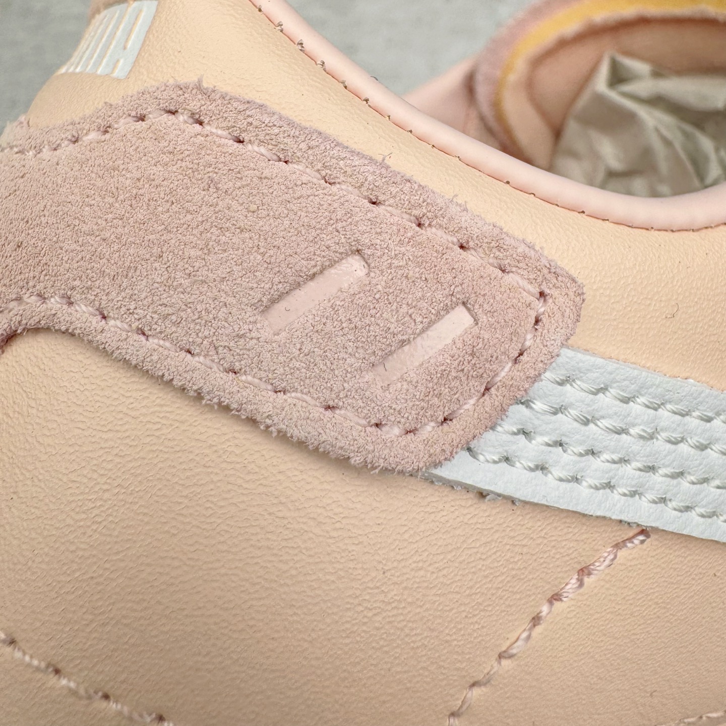 图片[14]-＃M纯原 PUMA Bella UT Low 彪马贝拉UT系列低帮薄底德训复古风经典百搭休闲慢跑鞋 继将 Speedcat OG 带回后，近日 Puma 再以品牌档案室的经典鞋型 Bella OG 为蓝本，推出契合时下薄底球鞋趋势的 Bella UT 鞋款。自 21 世纪初问世以来，Bella OG 鞋型以其独特的薄底设计和上翻外底设计收获了众多年轻拥趸，更是 PUMA DNA 中不可磨灭的经典。此番重新推出的 Bella UT 鞋款，整体鞋面采用上乘皮革材质，并延续 Formstrip 设计语言；鞋头处采用精致的包头设计，搭配麂皮材质提升质感；鞋底部分保留 Bella 鞋款标志性的薄底和点状橡胶外底，上翘的设计包裹鞋面；鞋舌与鞋跟分别点缀美洲狮 Logo 与品牌字母 Logo。值得一提的是，本次 Bella UT 鞋款搭载 SOFTFOAM+ 鞋垫，兼顾美学设计与穿着舒适度。而配色上则提供白、黄、蓝、银、粉五款颜色。尺码：36 37 37.5 38 39 39.5 40 40.5 41 42 42.5 43 44 44.5-选品中心