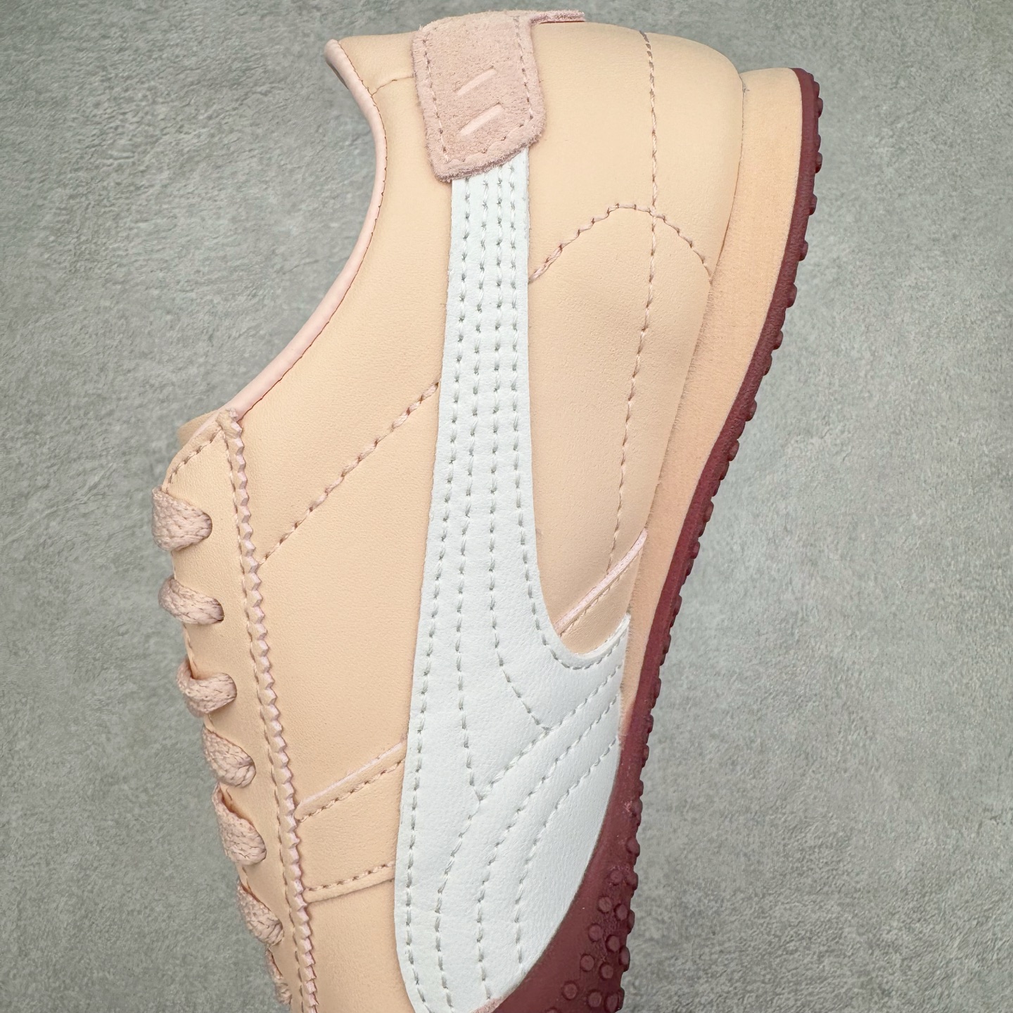 图片[7]-＃M纯原 PUMA Bella UT Low 彪马贝拉UT系列低帮薄底德训复古风经典百搭休闲慢跑鞋 继将 Speedcat OG 带回后，近日 Puma 再以品牌档案室的经典鞋型 Bella OG 为蓝本，推出契合时下薄底球鞋趋势的 Bella UT 鞋款。自 21 世纪初问世以来，Bella OG 鞋型以其独特的薄底设计和上翻外底设计收获了众多年轻拥趸，更是 PUMA DNA 中不可磨灭的经典。此番重新推出的 Bella UT 鞋款，整体鞋面采用上乘皮革材质，并延续 Formstrip 设计语言；鞋头处采用精致的包头设计，搭配麂皮材质提升质感；鞋底部分保留 Bella 鞋款标志性的薄底和点状橡胶外底，上翘的设计包裹鞋面；鞋舌与鞋跟分别点缀美洲狮 Logo 与品牌字母 Logo。值得一提的是，本次 Bella UT 鞋款搭载 SOFTFOAM+ 鞋垫，兼顾美学设计与穿着舒适度。而配色上则提供白、黄、蓝、银、粉五款颜色。尺码：36 37 37.5 38 39 39.5 40 40.5 41 42 42.5 43 44 44.5-选品中心