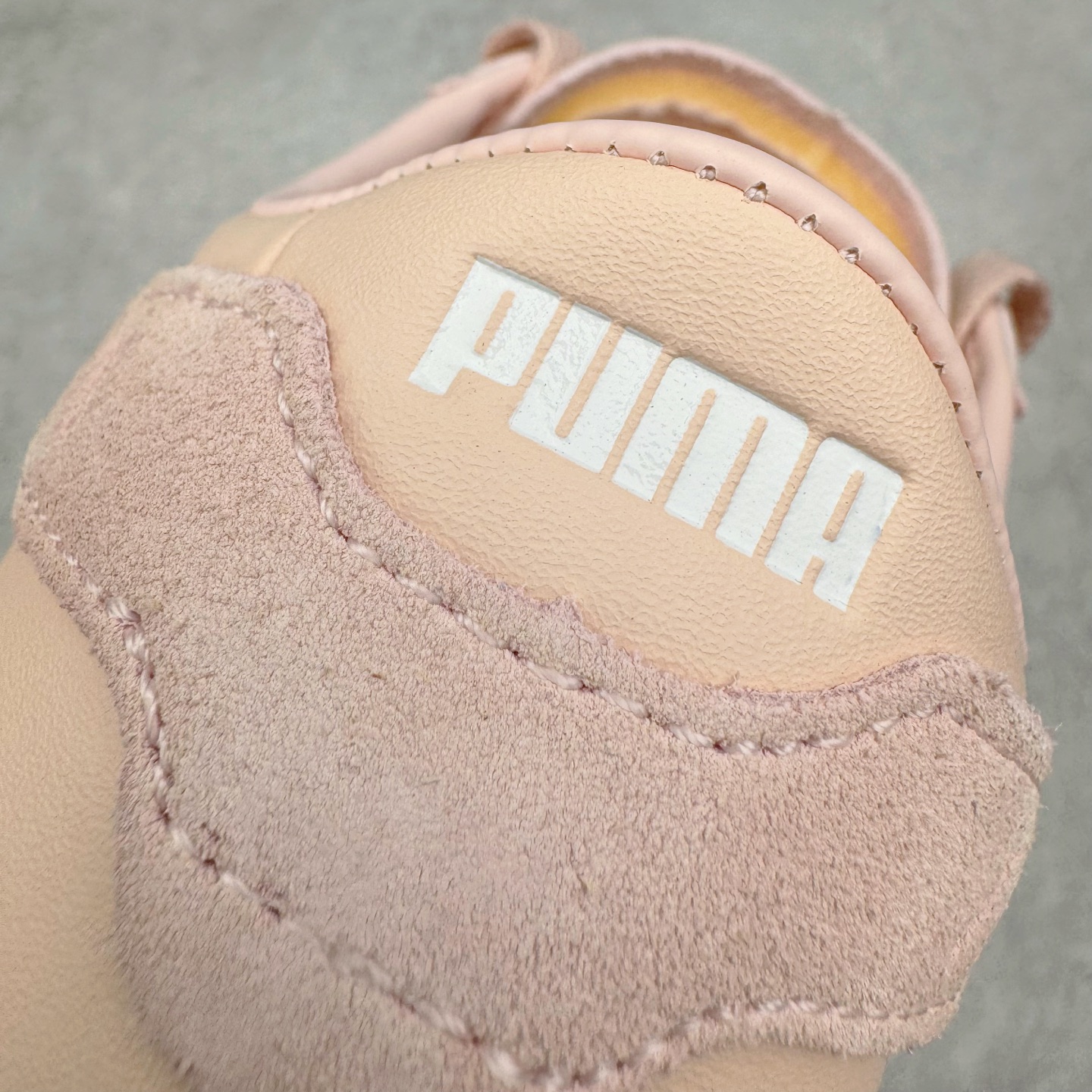 图片[13]-＃M纯原 PUMA Bella UT Low 彪马贝拉UT系列低帮薄底德训复古风经典百搭休闲慢跑鞋 继将 Speedcat OG 带回后，近日 Puma 再以品牌档案室的经典鞋型 Bella OG 为蓝本，推出契合时下薄底球鞋趋势的 Bella UT 鞋款。自 21 世纪初问世以来，Bella OG 鞋型以其独特的薄底设计和上翻外底设计收获了众多年轻拥趸，更是 PUMA DNA 中不可磨灭的经典。此番重新推出的 Bella UT 鞋款，整体鞋面采用上乘皮革材质，并延续 Formstrip 设计语言；鞋头处采用精致的包头设计，搭配麂皮材质提升质感；鞋底部分保留 Bella 鞋款标志性的薄底和点状橡胶外底，上翘的设计包裹鞋面；鞋舌与鞋跟分别点缀美洲狮 Logo 与品牌字母 Logo。值得一提的是，本次 Bella UT 鞋款搭载 SOFTFOAM+ 鞋垫，兼顾美学设计与穿着舒适度。而配色上则提供白、黄、蓝、银、粉五款颜色。尺码：36 37 37.5 38 39 39.5 40 40.5 41 42 42.5 43 44 44.5-选品中心