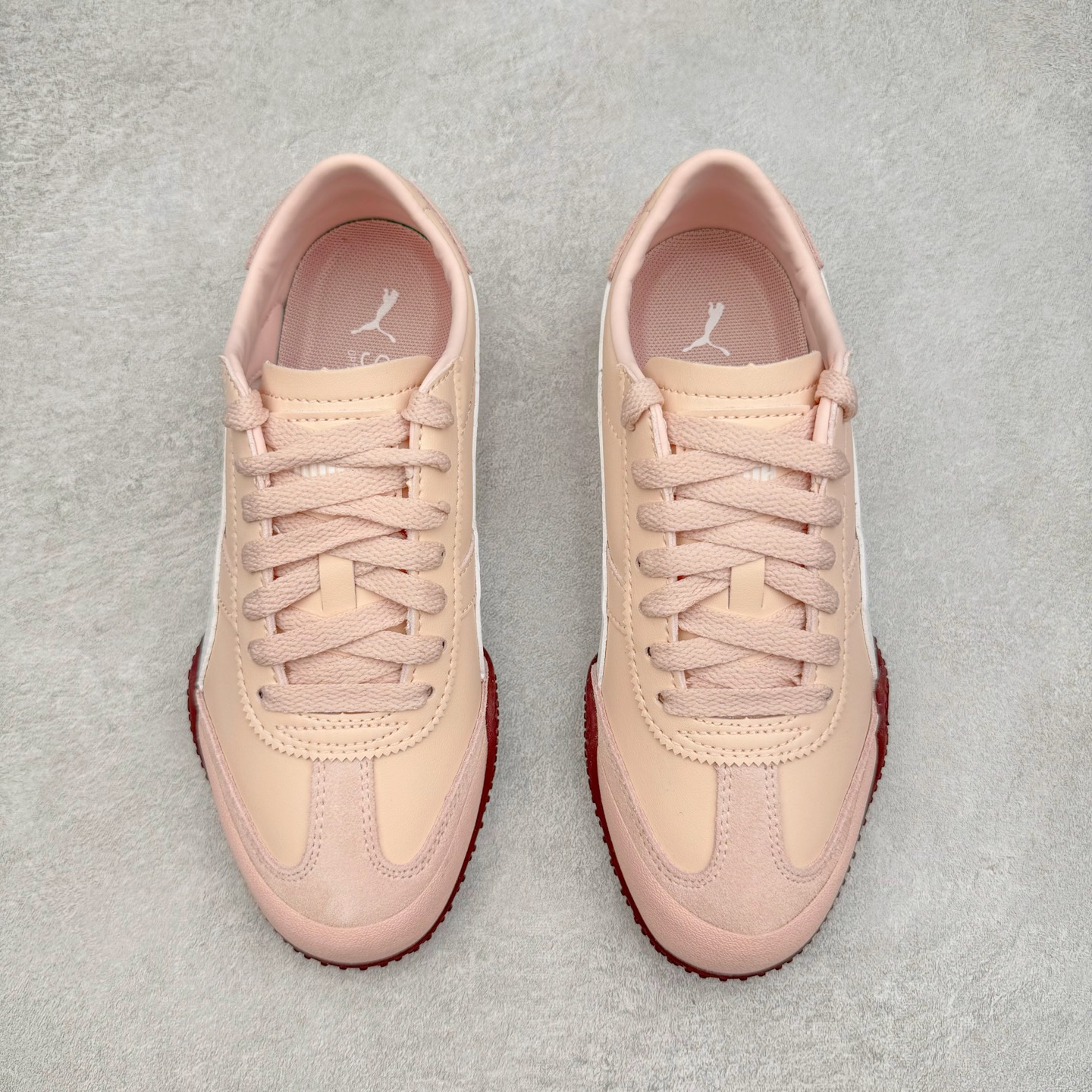 图片[2]-＃M纯原 PUMA Bella UT Low 彪马贝拉UT系列低帮薄底德训复古风经典百搭休闲慢跑鞋 继将 Speedcat OG 带回后，近日 Puma 再以品牌档案室的经典鞋型 Bella OG 为蓝本，推出契合时下薄底球鞋趋势的 Bella UT 鞋款。自 21 世纪初问世以来，Bella OG 鞋型以其独特的薄底设计和上翻外底设计收获了众多年轻拥趸，更是 PUMA DNA 中不可磨灭的经典。此番重新推出的 Bella UT 鞋款，整体鞋面采用上乘皮革材质，并延续 Formstrip 设计语言；鞋头处采用精致的包头设计，搭配麂皮材质提升质感；鞋底部分保留 Bella 鞋款标志性的薄底和点状橡胶外底，上翘的设计包裹鞋面；鞋舌与鞋跟分别点缀美洲狮 Logo 与品牌字母 Logo。值得一提的是，本次 Bella UT 鞋款搭载 SOFTFOAM+ 鞋垫，兼顾美学设计与穿着舒适度。而配色上则提供白、黄、蓝、银、粉五款颜色。尺码：36 37 37.5 38 39 39.5 40 40.5 41 42 42.5 43 44 44.5-选品中心