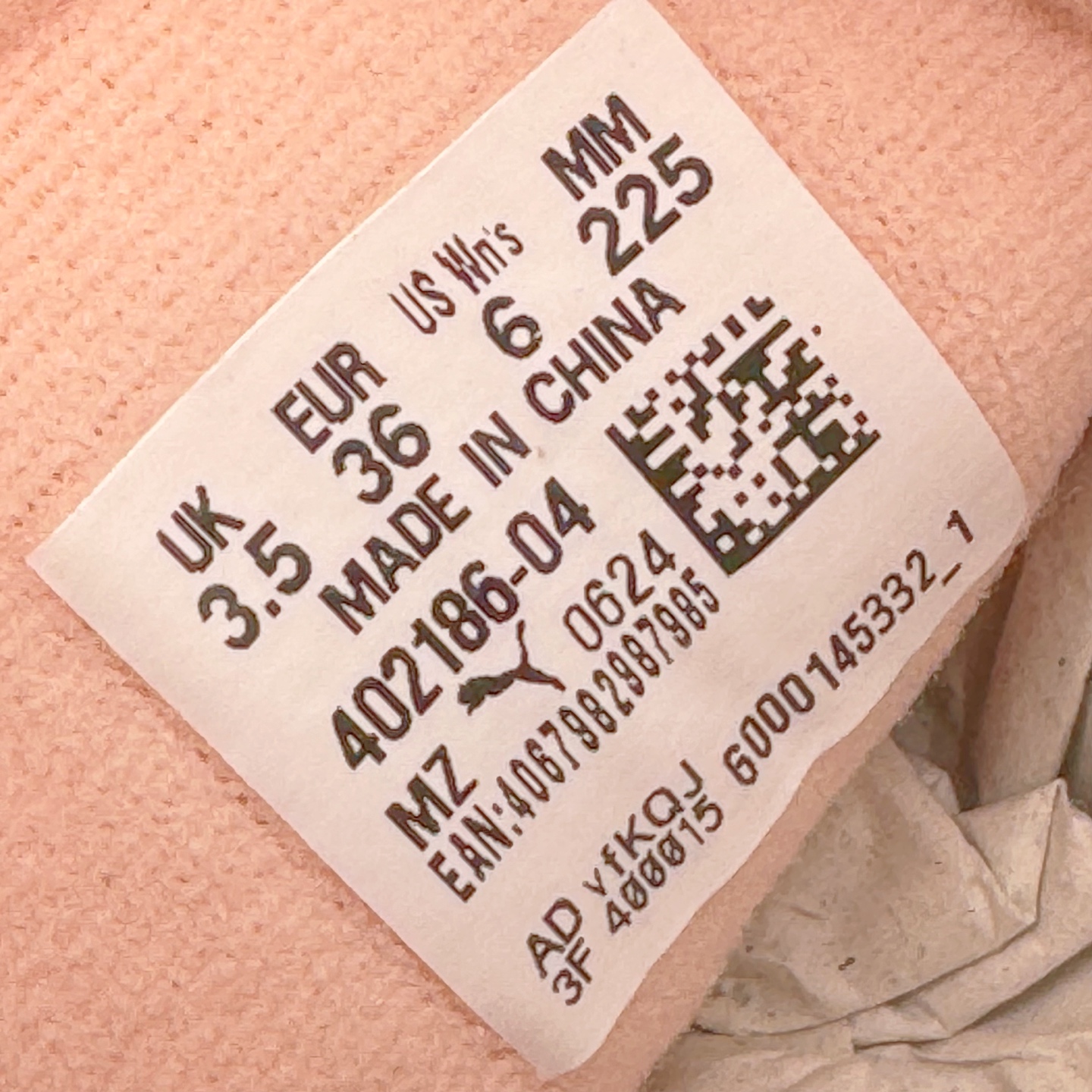 图片[11]-＃M纯原 PUMA Bella UT Low 彪马贝拉UT系列低帮薄底德训复古风经典百搭休闲慢跑鞋 继将 Speedcat OG 带回后，近日 Puma 再以品牌档案室的经典鞋型 Bella OG 为蓝本，推出契合时下薄底球鞋趋势的 Bella UT 鞋款。自 21 世纪初问世以来，Bella OG 鞋型以其独特的薄底设计和上翻外底设计收获了众多年轻拥趸，更是 PUMA DNA 中不可磨灭的经典。此番重新推出的 Bella UT 鞋款，整体鞋面采用上乘皮革材质，并延续 Formstrip 设计语言；鞋头处采用精致的包头设计，搭配麂皮材质提升质感；鞋底部分保留 Bella 鞋款标志性的薄底和点状橡胶外底，上翘的设计包裹鞋面；鞋舌与鞋跟分别点缀美洲狮 Logo 与品牌字母 Logo。值得一提的是，本次 Bella UT 鞋款搭载 SOFTFOAM+ 鞋垫，兼顾美学设计与穿着舒适度。而配色上则提供白、黄、蓝、银、粉五款颜色。尺码：36 37 37.5 38 39 39.5 40 40.5 41 42 42.5 43 44 44.5-选品中心