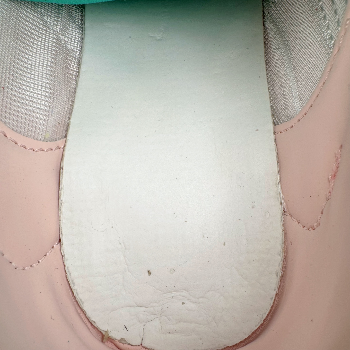 图片[10]-＃M纯原 PUMA Bella UT Low 彪马贝拉UT系列低帮薄底德训复古风经典百搭休闲慢跑鞋 继将 Speedcat OG 带回后，近日 Puma 再以品牌档案室的经典鞋型 Bella OG 为蓝本，推出契合时下薄底球鞋趋势的 Bella UT 鞋款。自 21 世纪初问世以来，Bella OG 鞋型以其独特的薄底设计和上翻外底设计收获了众多年轻拥趸，更是 PUMA DNA 中不可磨灭的经典。此番重新推出的 Bella UT 鞋款，整体鞋面采用上乘皮革材质，并延续 Formstrip 设计语言；鞋头处采用精致的包头设计，搭配麂皮材质提升质感；鞋底部分保留 Bella 鞋款标志性的薄底和点状橡胶外底，上翘的设计包裹鞋面；鞋舌与鞋跟分别点缀美洲狮 Logo 与品牌字母 Logo。值得一提的是，本次 Bella UT 鞋款搭载 SOFTFOAM+ 鞋垫，兼顾美学设计与穿着舒适度。而配色上则提供白、黄、蓝、银、粉五款颜色。尺码：36 37 37.5 38 39 39.5 40 40.5 41 42 42.5 43 44 44.5-选品中心