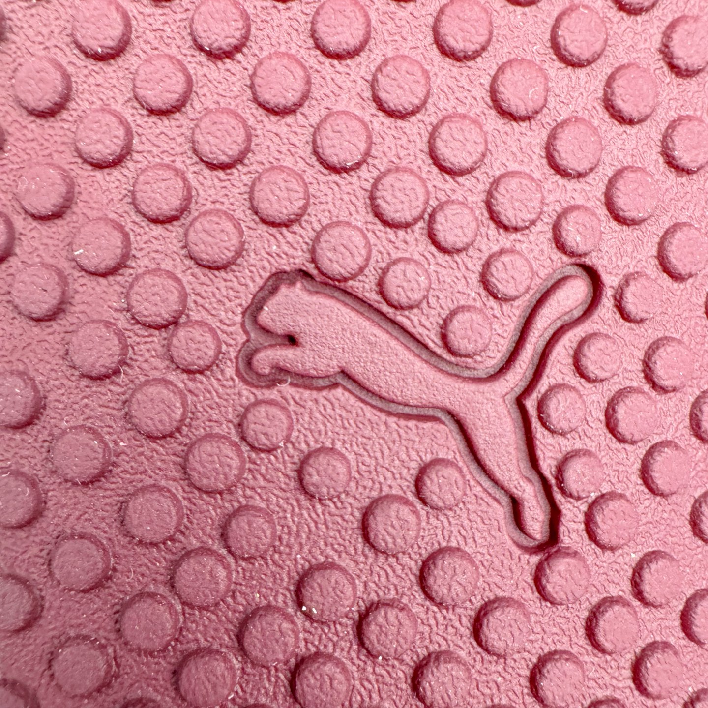 图片[16]-＃M纯原 PUMA Bella UT Low 彪马贝拉UT系列低帮薄底德训复古风经典百搭休闲慢跑鞋 继将 Speedcat OG 带回后，近日 Puma 再以品牌档案室的经典鞋型 Bella OG 为蓝本，推出契合时下薄底球鞋趋势的 Bella UT 鞋款。自 21 世纪初问世以来，Bella OG 鞋型以其独特的薄底设计和上翻外底设计收获了众多年轻拥趸，更是 PUMA DNA 中不可磨灭的经典。此番重新推出的 Bella UT 鞋款，整体鞋面采用上乘皮革材质，并延续 Formstrip 设计语言；鞋头处采用精致的包头设计，搭配麂皮材质提升质感；鞋底部分保留 Bella 鞋款标志性的薄底和点状橡胶外底，上翘的设计包裹鞋面；鞋舌与鞋跟分别点缀美洲狮 Logo 与品牌字母 Logo。值得一提的是，本次 Bella UT 鞋款搭载 SOFTFOAM+ 鞋垫，兼顾美学设计与穿着舒适度。而配色上则提供白、黄、蓝、银、粉五款颜色。尺码：36 37 37.5 38 39 39.5 40 40.5 41 42 42.5 43 44 44.5-选品中心