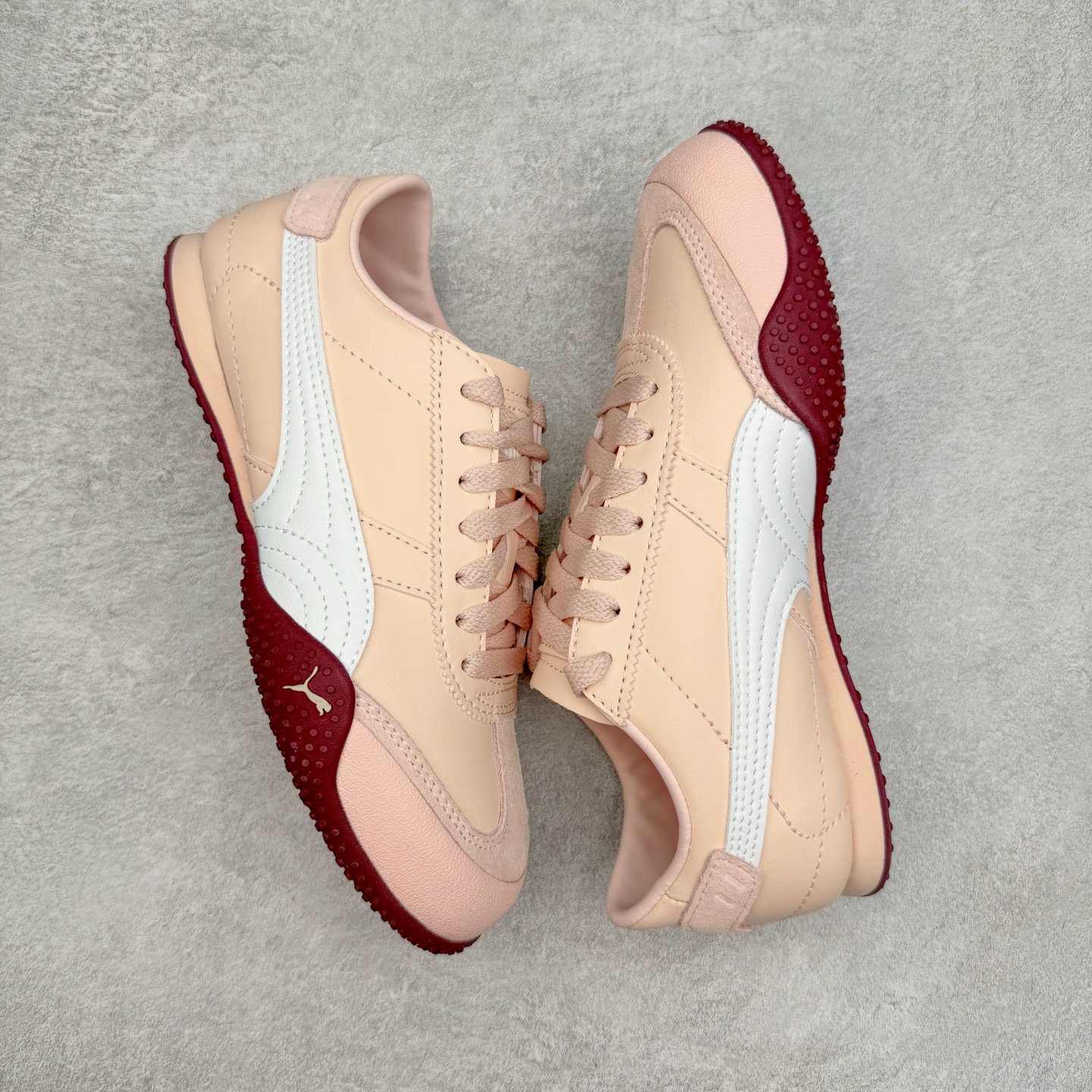 图片[3]-＃M纯原 PUMA Bella UT Low 彪马贝拉UT系列低帮薄底德训复古风经典百搭休闲慢跑鞋 继将 Speedcat OG 带回后，近日 Puma 再以品牌档案室的经典鞋型 Bella OG 为蓝本，推出契合时下薄底球鞋趋势的 Bella UT 鞋款。自 21 世纪初问世以来，Bella OG 鞋型以其独特的薄底设计和上翻外底设计收获了众多年轻拥趸，更是 PUMA DNA 中不可磨灭的经典。此番重新推出的 Bella UT 鞋款，整体鞋面采用上乘皮革材质，并延续 Formstrip 设计语言；鞋头处采用精致的包头设计，搭配麂皮材质提升质感；鞋底部分保留 Bella 鞋款标志性的薄底和点状橡胶外底，上翘的设计包裹鞋面；鞋舌与鞋跟分别点缀美洲狮 Logo 与品牌字母 Logo。值得一提的是，本次 Bella UT 鞋款搭载 SOFTFOAM+ 鞋垫，兼顾美学设计与穿着舒适度。而配色上则提供白、黄、蓝、银、粉五款颜色。尺码：36 37 37.5 38 39 39.5 40 40.5 41 42 42.5 43 44 44.5-选品中心