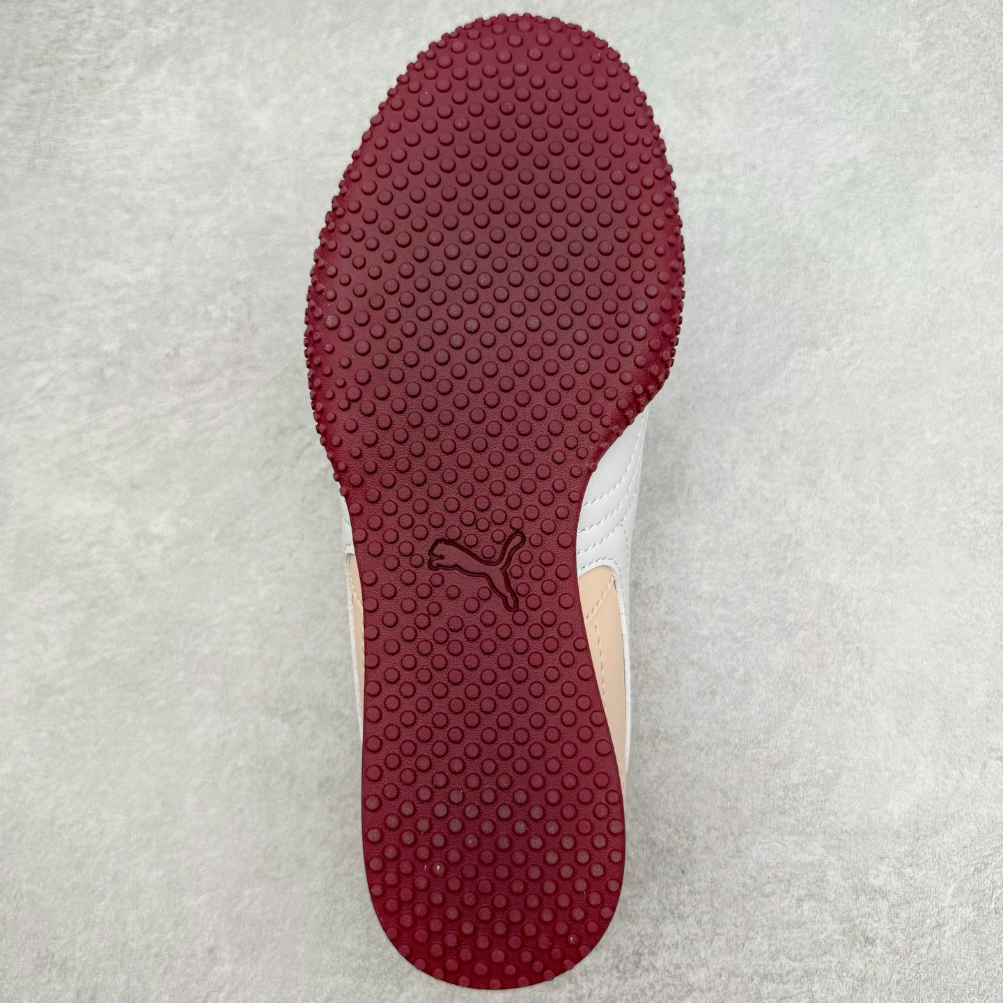 图片[9]-＃M纯原 PUMA Bella UT Low 彪马贝拉UT系列低帮薄底德训复古风经典百搭休闲慢跑鞋 继将 Speedcat OG 带回后，近日 Puma 再以品牌档案室的经典鞋型 Bella OG 为蓝本，推出契合时下薄底球鞋趋势的 Bella UT 鞋款。自 21 世纪初问世以来，Bella OG 鞋型以其独特的薄底设计和上翻外底设计收获了众多年轻拥趸，更是 PUMA DNA 中不可磨灭的经典。此番重新推出的 Bella UT 鞋款，整体鞋面采用上乘皮革材质，并延续 Formstrip 设计语言；鞋头处采用精致的包头设计，搭配麂皮材质提升质感；鞋底部分保留 Bella 鞋款标志性的薄底和点状橡胶外底，上翘的设计包裹鞋面；鞋舌与鞋跟分别点缀美洲狮 Logo 与品牌字母 Logo。值得一提的是，本次 Bella UT 鞋款搭载 SOFTFOAM+ 鞋垫，兼顾美学设计与穿着舒适度。而配色上则提供白、黄、蓝、银、粉五款颜色。尺码：36 37 37.5 38 39 39.5 40 40.5 41 42 42.5 43 44 44.5-选品中心