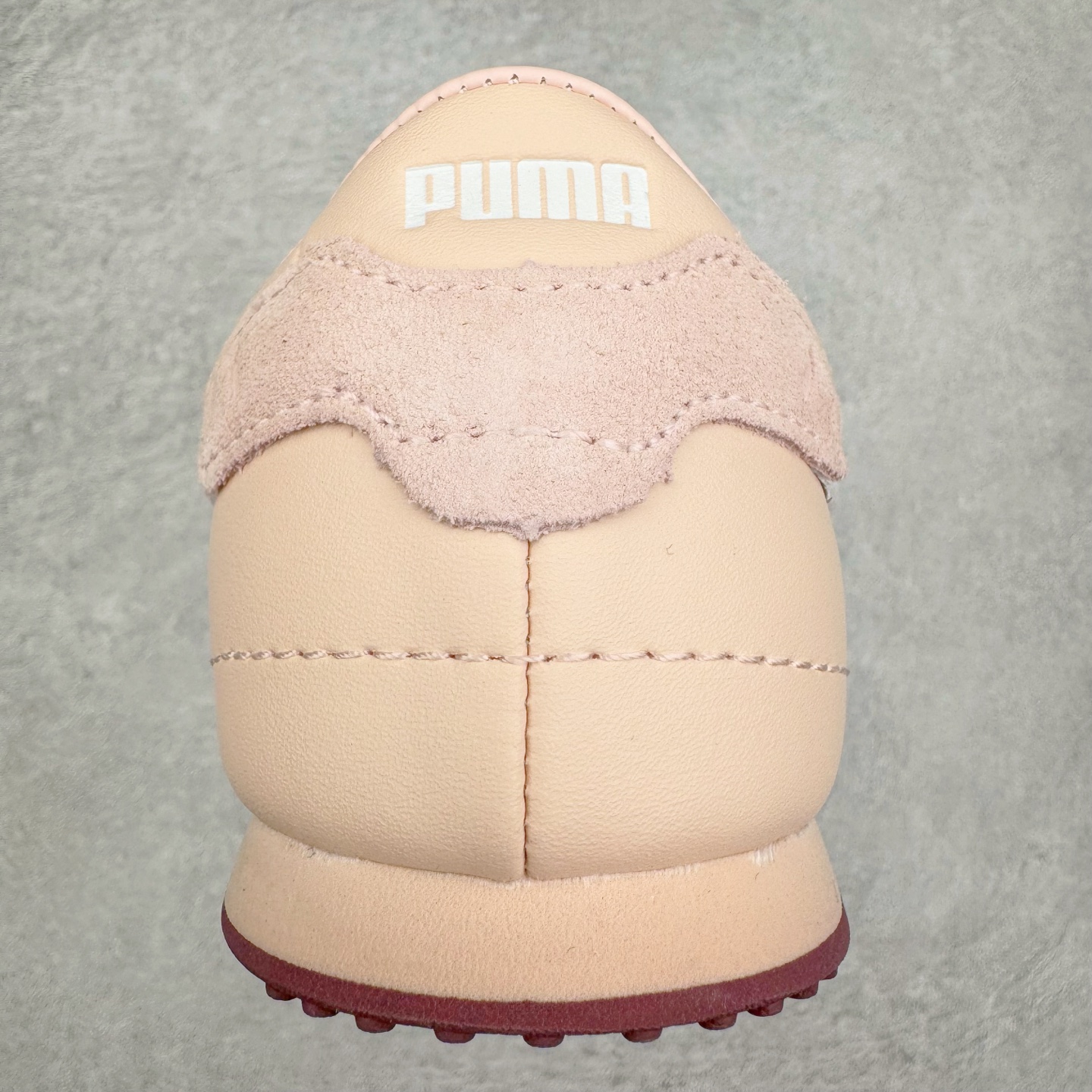 图片[8]-＃M纯原 PUMA Bella UT Low 彪马贝拉UT系列低帮薄底德训复古风经典百搭休闲慢跑鞋 继将 Speedcat OG 带回后，近日 Puma 再以品牌档案室的经典鞋型 Bella OG 为蓝本，推出契合时下薄底球鞋趋势的 Bella UT 鞋款。自 21 世纪初问世以来，Bella OG 鞋型以其独特的薄底设计和上翻外底设计收获了众多年轻拥趸，更是 PUMA DNA 中不可磨灭的经典。此番重新推出的 Bella UT 鞋款，整体鞋面采用上乘皮革材质，并延续 Formstrip 设计语言；鞋头处采用精致的包头设计，搭配麂皮材质提升质感；鞋底部分保留 Bella 鞋款标志性的薄底和点状橡胶外底，上翘的设计包裹鞋面；鞋舌与鞋跟分别点缀美洲狮 Logo 与品牌字母 Logo。值得一提的是，本次 Bella UT 鞋款搭载 SOFTFOAM+ 鞋垫，兼顾美学设计与穿着舒适度。而配色上则提供白、黄、蓝、银、粉五款颜色。尺码：36 37 37.5 38 39 39.5 40 40.5 41 42 42.5 43 44 44.5-选品中心