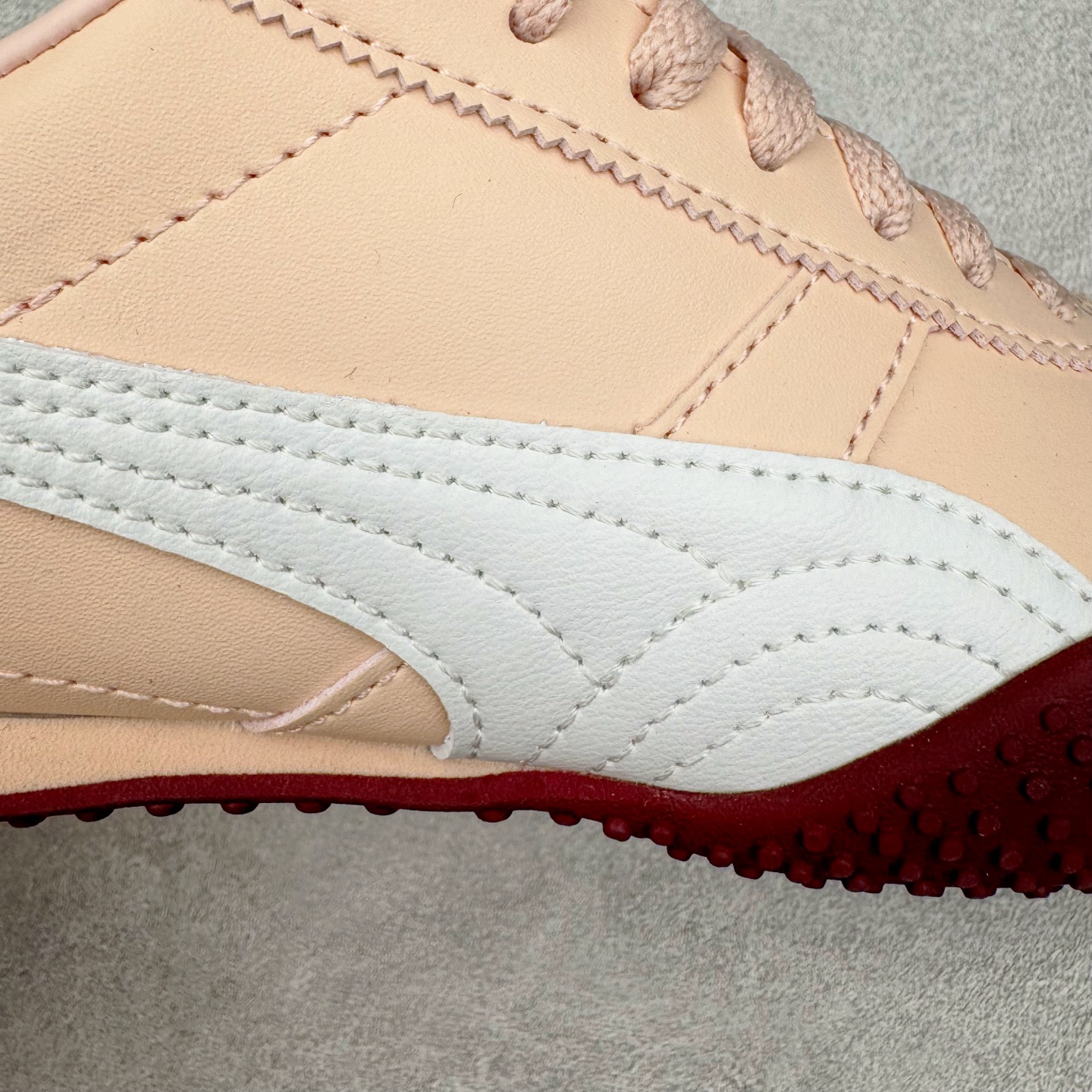 图片[15]-＃M纯原 PUMA Bella UT Low 彪马贝拉UT系列低帮薄底德训复古风经典百搭休闲慢跑鞋 继将 Speedcat OG 带回后，近日 Puma 再以品牌档案室的经典鞋型 Bella OG 为蓝本，推出契合时下薄底球鞋趋势的 Bella UT 鞋款。自 21 世纪初问世以来，Bella OG 鞋型以其独特的薄底设计和上翻外底设计收获了众多年轻拥趸，更是 PUMA DNA 中不可磨灭的经典。此番重新推出的 Bella UT 鞋款，整体鞋面采用上乘皮革材质，并延续 Formstrip 设计语言；鞋头处采用精致的包头设计，搭配麂皮材质提升质感；鞋底部分保留 Bella 鞋款标志性的薄底和点状橡胶外底，上翘的设计包裹鞋面；鞋舌与鞋跟分别点缀美洲狮 Logo 与品牌字母 Logo。值得一提的是，本次 Bella UT 鞋款搭载 SOFTFOAM+ 鞋垫，兼顾美学设计与穿着舒适度。而配色上则提供白、黄、蓝、银、粉五款颜色。尺码：36 37 37.5 38 39 39.5 40 40.5 41 42 42.5 43 44 44.5-选品中心