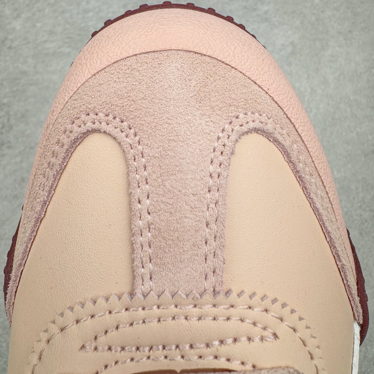 图片[17]-＃M纯原 PUMA Bella UT Low 彪马贝拉UT系列低帮薄底德训复古风经典百搭休闲慢跑鞋 继将 Speedcat OG 带回后，近日 Puma 再以品牌档案室的经典鞋型 Bella OG 为蓝本，推出契合时下薄底球鞋趋势的 Bella UT 鞋款。自 21 世纪初问世以来，Bella OG 鞋型以其独特的薄底设计和上翻外底设计收获了众多年轻拥趸，更是 PUMA DNA 中不可磨灭的经典。此番重新推出的 Bella UT 鞋款，整体鞋面采用上乘皮革材质，并延续 Formstrip 设计语言；鞋头处采用精致的包头设计，搭配麂皮材质提升质感；鞋底部分保留 Bella 鞋款标志性的薄底和点状橡胶外底，上翘的设计包裹鞋面；鞋舌与鞋跟分别点缀美洲狮 Logo 与品牌字母 Logo。值得一提的是，本次 Bella UT 鞋款搭载 SOFTFOAM+ 鞋垫，兼顾美学设计与穿着舒适度。而配色上则提供白、黄、蓝、银、粉五款颜色。尺码：36 37 37.5 38 39 39.5 40 40.5 41 42 42.5 43 44 44.5-选品中心