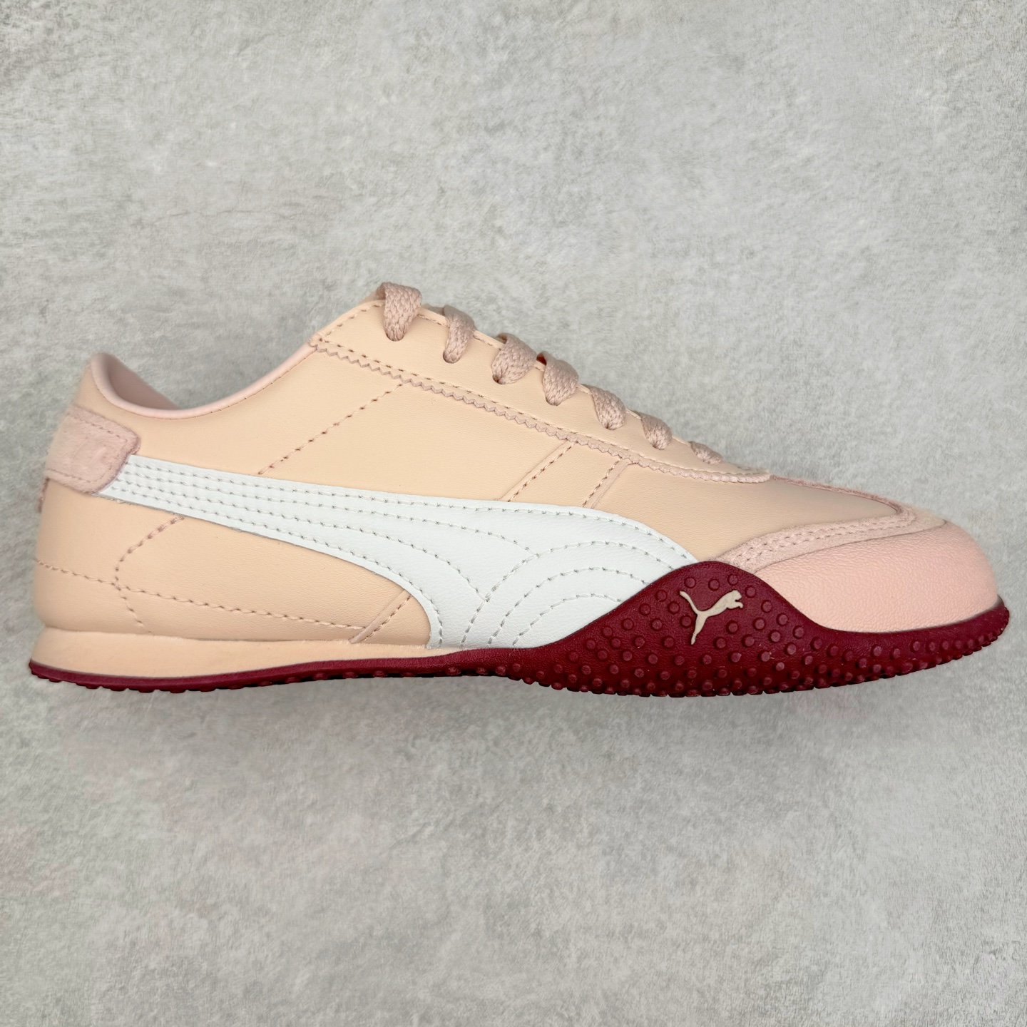 ＃M纯原 PUMA Bella UT Low 彪马贝拉UT系列低帮薄底德训复古风经典百搭休闲慢跑鞋 继将 Speedcat OG 带回后，近日 Puma 再以品牌档案室的经典鞋型 Bella OG 为蓝本，推出契合时下薄底球鞋趋势的 Bella UT 鞋款。自 21 世纪初问世以来，Bella OG 鞋型以其独特的薄底设计和上翻外底设计收获了众多年轻拥趸，更是 PUMA DNA 中不可磨灭的经典。此番重新推出的 Bella UT 鞋款，整体鞋面采用上乘皮革材质，并延续 Formstrip 设计语言；鞋头处采用精致的包头设计，搭配麂皮材质提升质感；鞋底部分保留 Bella 鞋款标志性的薄底和点状橡胶外底，上翘的设计包裹鞋面；鞋舌与鞋跟分别点缀美洲狮 Logo 与品牌字母 Logo。值得一提的是，本次 Bella UT 鞋款搭载 SOFTFOAM+ 鞋垫，兼顾美学设计与穿着舒适度。而配色上则提供白、黄、蓝、银、粉五款颜色。尺码：36 37 37.5 38 39 39.5 40 40.5 41 42 42.5 43 44 44.5-选品中心