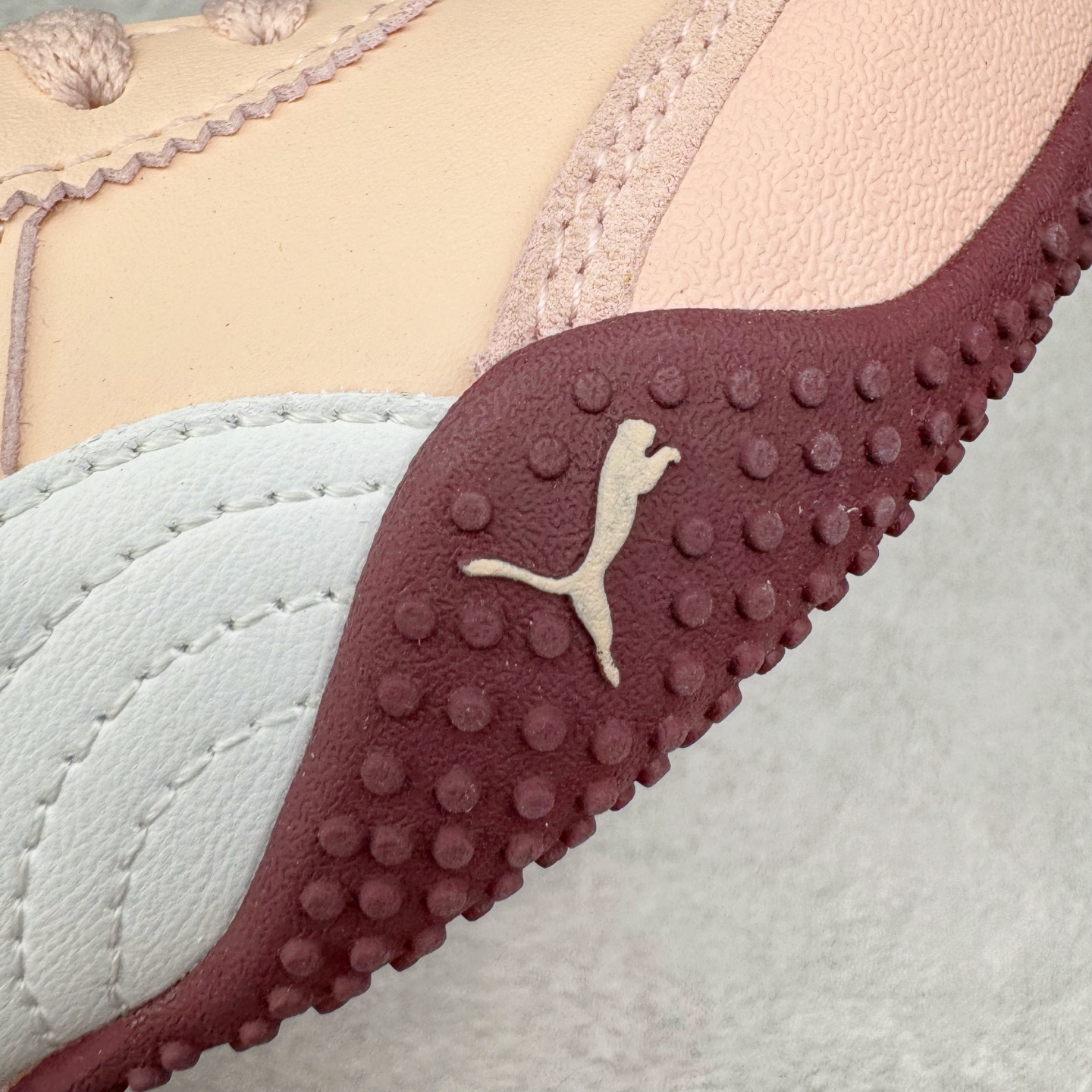 图片[18]-＃M纯原 PUMA Bella UT Low 彪马贝拉UT系列低帮薄底德训复古风经典百搭休闲慢跑鞋 继将 Speedcat OG 带回后，近日 Puma 再以品牌档案室的经典鞋型 Bella OG 为蓝本，推出契合时下薄底球鞋趋势的 Bella UT 鞋款。自 21 世纪初问世以来，Bella OG 鞋型以其独特的薄底设计和上翻外底设计收获了众多年轻拥趸，更是 PUMA DNA 中不可磨灭的经典。此番重新推出的 Bella UT 鞋款，整体鞋面采用上乘皮革材质，并延续 Formstrip 设计语言；鞋头处采用精致的包头设计，搭配麂皮材质提升质感；鞋底部分保留 Bella 鞋款标志性的薄底和点状橡胶外底，上翘的设计包裹鞋面；鞋舌与鞋跟分别点缀美洲狮 Logo 与品牌字母 Logo。值得一提的是，本次 Bella UT 鞋款搭载 SOFTFOAM+ 鞋垫，兼顾美学设计与穿着舒适度。而配色上则提供白、黄、蓝、银、粉五款颜色。尺码：36 37 37.5 38 39 39.5 40 40.5 41 42 42.5 43 44 44.5-选品中心