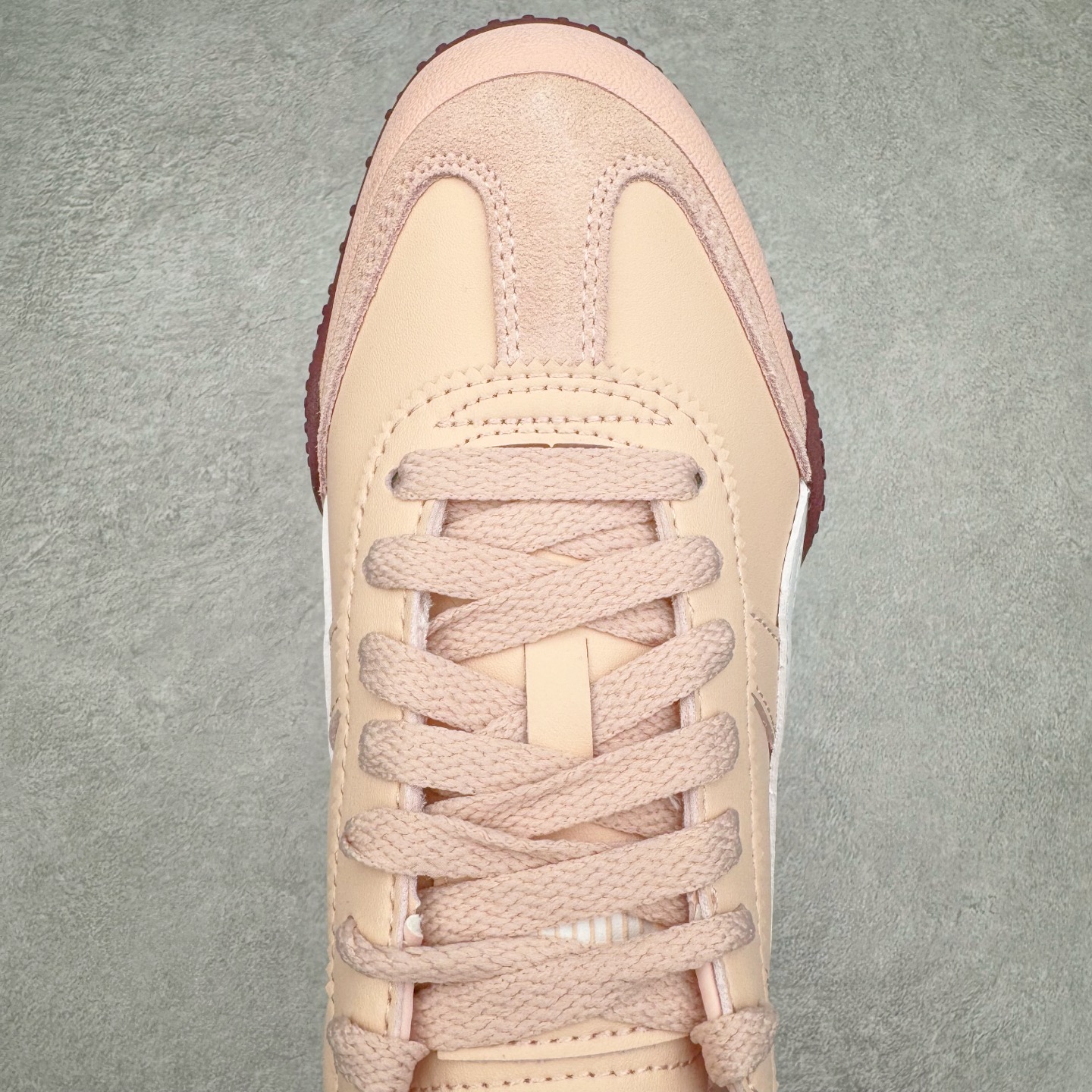 图片[4]-＃M纯原 PUMA Bella UT Low 彪马贝拉UT系列低帮薄底德训复古风经典百搭休闲慢跑鞋 继将 Speedcat OG 带回后，近日 Puma 再以品牌档案室的经典鞋型 Bella OG 为蓝本，推出契合时下薄底球鞋趋势的 Bella UT 鞋款。自 21 世纪初问世以来，Bella OG 鞋型以其独特的薄底设计和上翻外底设计收获了众多年轻拥趸，更是 PUMA DNA 中不可磨灭的经典。此番重新推出的 Bella UT 鞋款，整体鞋面采用上乘皮革材质，并延续 Formstrip 设计语言；鞋头处采用精致的包头设计，搭配麂皮材质提升质感；鞋底部分保留 Bella 鞋款标志性的薄底和点状橡胶外底，上翘的设计包裹鞋面；鞋舌与鞋跟分别点缀美洲狮 Logo 与品牌字母 Logo。值得一提的是，本次 Bella UT 鞋款搭载 SOFTFOAM+ 鞋垫，兼顾美学设计与穿着舒适度。而配色上则提供白、黄、蓝、银、粉五款颜色。尺码：36 37 37.5 38 39 39.5 40 40.5 41 42 42.5 43 44 44.5-选品中心