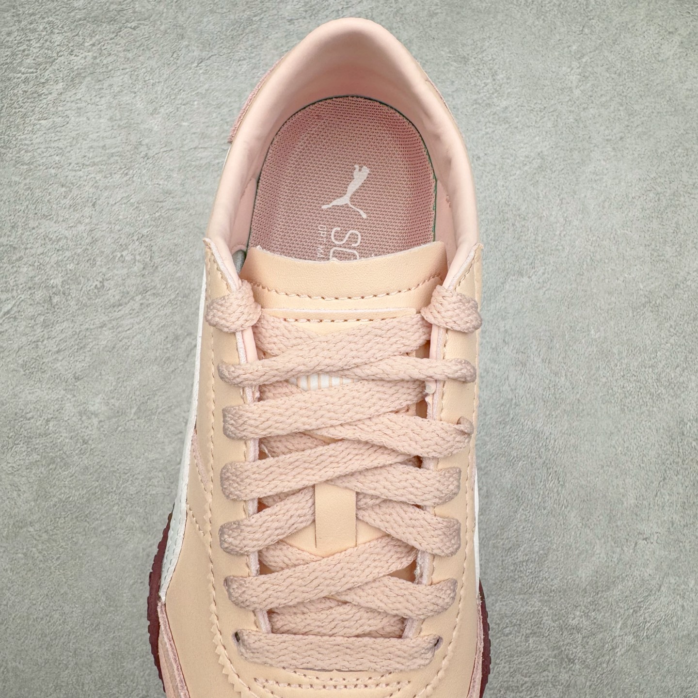 图片[5]-＃M纯原 PUMA Bella UT Low 彪马贝拉UT系列低帮薄底德训复古风经典百搭休闲慢跑鞋 继将 Speedcat OG 带回后，近日 Puma 再以品牌档案室的经典鞋型 Bella OG 为蓝本，推出契合时下薄底球鞋趋势的 Bella UT 鞋款。自 21 世纪初问世以来，Bella OG 鞋型以其独特的薄底设计和上翻外底设计收获了众多年轻拥趸，更是 PUMA DNA 中不可磨灭的经典。此番重新推出的 Bella UT 鞋款，整体鞋面采用上乘皮革材质，并延续 Formstrip 设计语言；鞋头处采用精致的包头设计，搭配麂皮材质提升质感；鞋底部分保留 Bella 鞋款标志性的薄底和点状橡胶外底，上翘的设计包裹鞋面；鞋舌与鞋跟分别点缀美洲狮 Logo 与品牌字母 Logo。值得一提的是，本次 Bella UT 鞋款搭载 SOFTFOAM+ 鞋垫，兼顾美学设计与穿着舒适度。而配色上则提供白、黄、蓝、银、粉五款颜色。尺码：36 37 37.5 38 39 39.5 40 40.5 41 42 42.5 43 44 44.5-选品中心