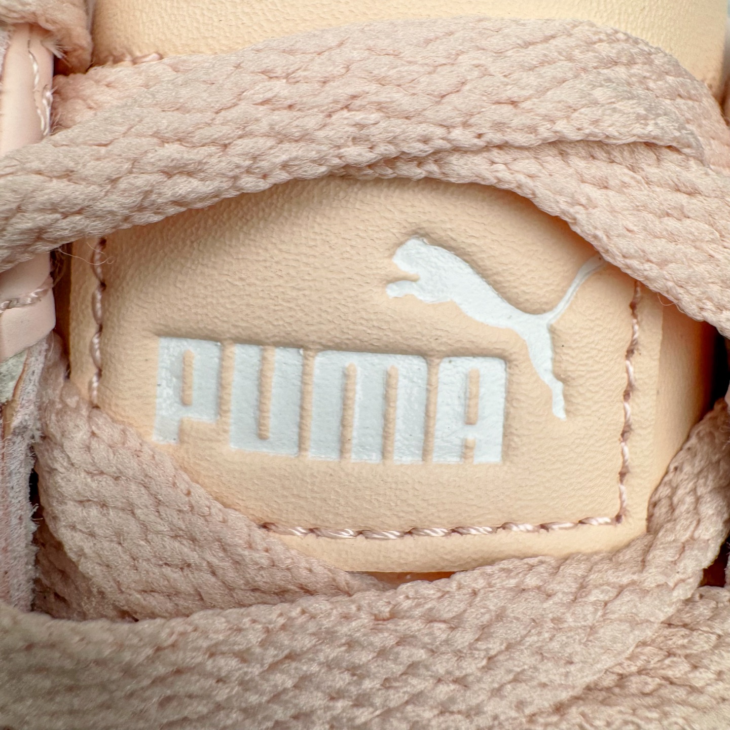图片[12]-＃M纯原 PUMA Bella UT Low 彪马贝拉UT系列低帮薄底德训复古风经典百搭休闲慢跑鞋 继将 Speedcat OG 带回后，近日 Puma 再以品牌档案室的经典鞋型 Bella OG 为蓝本，推出契合时下薄底球鞋趋势的 Bella UT 鞋款。自 21 世纪初问世以来，Bella OG 鞋型以其独特的薄底设计和上翻外底设计收获了众多年轻拥趸，更是 PUMA DNA 中不可磨灭的经典。此番重新推出的 Bella UT 鞋款，整体鞋面采用上乘皮革材质，并延续 Formstrip 设计语言；鞋头处采用精致的包头设计，搭配麂皮材质提升质感；鞋底部分保留 Bella 鞋款标志性的薄底和点状橡胶外底，上翘的设计包裹鞋面；鞋舌与鞋跟分别点缀美洲狮 Logo 与品牌字母 Logo。值得一提的是，本次 Bella UT 鞋款搭载 SOFTFOAM+ 鞋垫，兼顾美学设计与穿着舒适度。而配色上则提供白、黄、蓝、银、粉五款颜色。尺码：36 37 37.5 38 39 39.5 40 40.5 41 42 42.5 43 44 44.5-选品中心