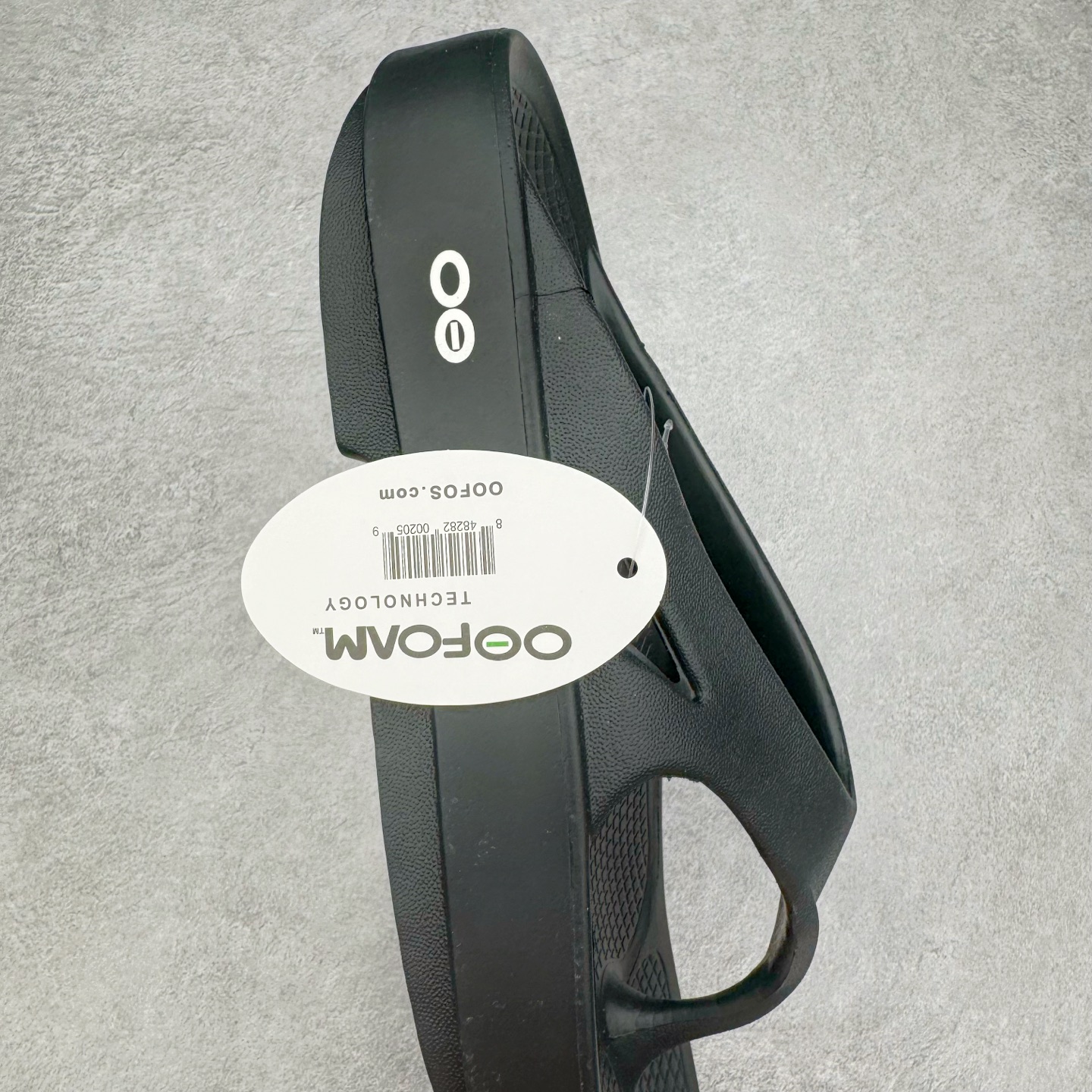 图片[6]-日韩爆款人字拖鞋，一双拖鞋卖出近5亿营收，来自美国马塞诸塞州的品牌OOFOS人字拖恢复凉鞋，产品具有很强的支撑力，有助于减轻脚、膝盖和脚踝的压力，同时增加稳定性。品牌产品采用专利OOfoam技术制成，可以在用户行走时缓冲脚部并吸收冲击力。产品类似于筋膜枪，在运动过后用户能通过走路对脚部、腿部起到放松和修复作用。嘎嘎好穿，让全球运动员为之倾倒！尺码 37-44-选品中心