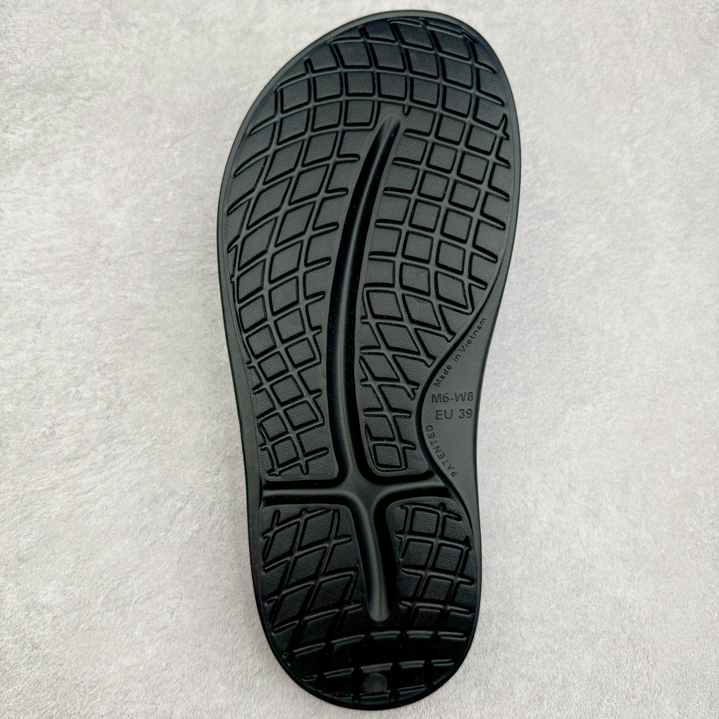 图片[8]-日韩爆款人字拖鞋，一双拖鞋卖出近5亿营收，来自美国马塞诸塞州的品牌OOFOS人字拖恢复凉鞋，产品具有很强的支撑力，有助于减轻脚、膝盖和脚踝的压力，同时增加稳定性。品牌产品采用专利OOfoam技术制成，可以在用户行走时缓冲脚部并吸收冲击力。产品类似于筋膜枪，在运动过后用户能通过走路对脚部、腿部起到放松和修复作用。嘎嘎好穿，让全球运动员为之倾倒！尺码 37-44-选品中心