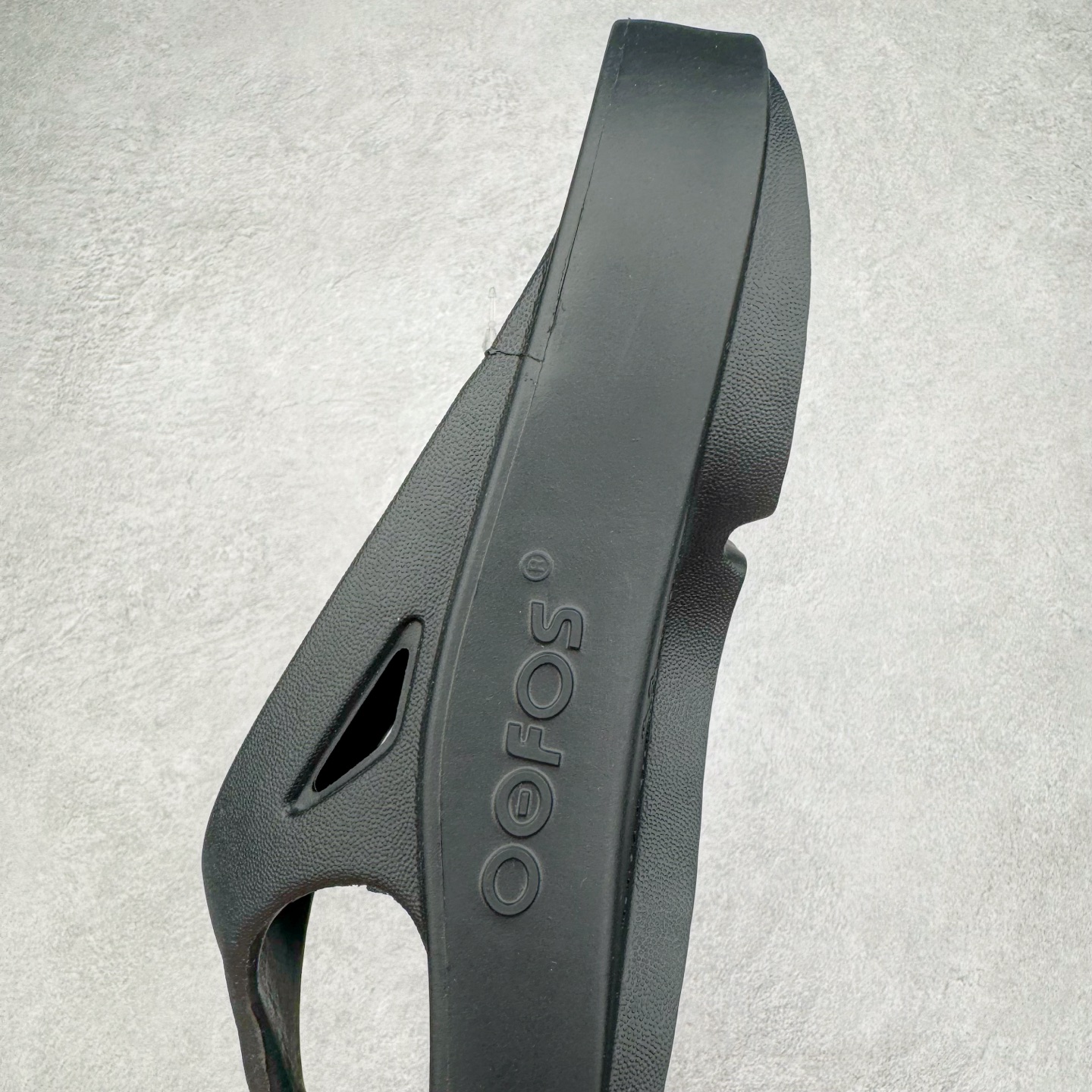 图片[7]-日韩爆款人字拖鞋，一双拖鞋卖出近5亿营收，来自美国马塞诸塞州的品牌OOFOS人字拖恢复凉鞋，产品具有很强的支撑力，有助于减轻脚、膝盖和脚踝的压力，同时增加稳定性。品牌产品采用专利OOfoam技术制成，可以在用户行走时缓冲脚部并吸收冲击力。产品类似于筋膜枪，在运动过后用户能通过走路对脚部、腿部起到放松和修复作用。嘎嘎好穿，让全球运动员为之倾倒！尺码 37-44-选品中心