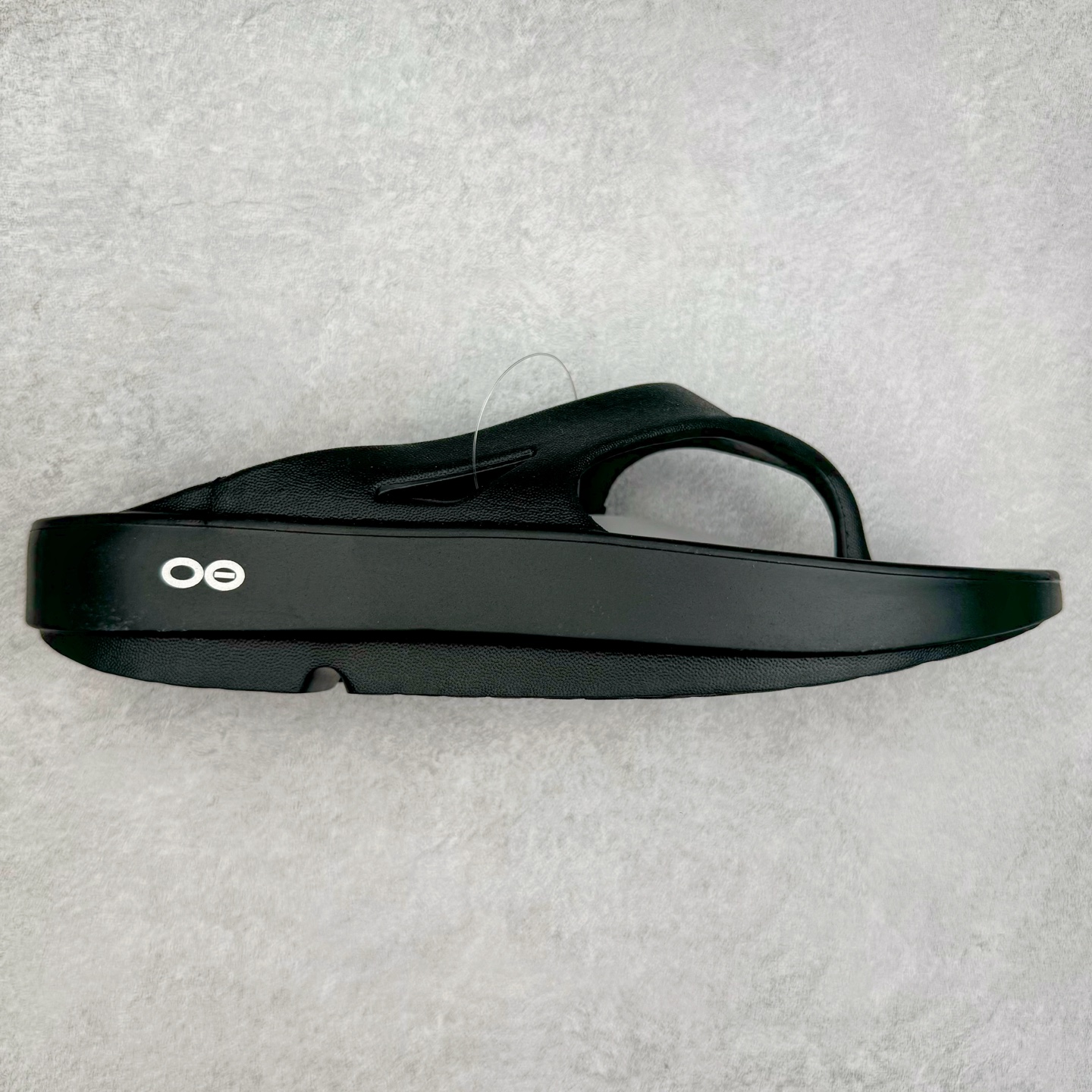 日韩爆款人字拖鞋，一双拖鞋卖出近5亿营收，来自美国马塞诸塞州的品牌OOFOS人字拖恢复凉鞋，产品具有很强的支撑力，有助于减轻脚、膝盖和脚踝的压力，同时增加稳定性。品牌产品采用专利OOfoam技术制成，可以在用户行走时缓冲脚部并吸收冲击力。产品类似于筋膜枪，在运动过后用户能通过走路对脚部、腿部起到放松和修复作用。嘎嘎好穿，让全球运动员为之倾倒！尺码 37-44-选品中心