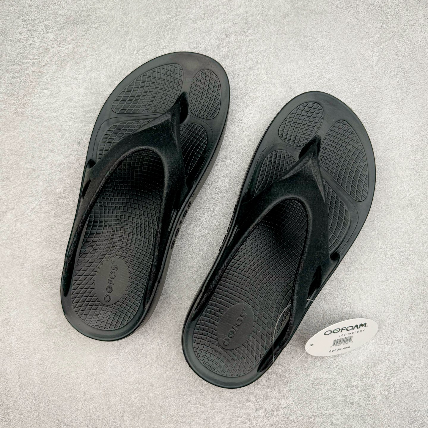 图片[3]-日韩爆款人字拖鞋，一双拖鞋卖出近5亿营收，来自美国马塞诸塞州的品牌OOFOS人字拖恢复凉鞋，产品具有很强的支撑力，有助于减轻脚、膝盖和脚踝的压力，同时增加稳定性。品牌产品采用专利OOfoam技术制成，可以在用户行走时缓冲脚部并吸收冲击力。产品类似于筋膜枪，在运动过后用户能通过走路对脚部、腿部起到放松和修复作用。嘎嘎好穿，让全球运动员为之倾倒！尺码 37-44-选品中心