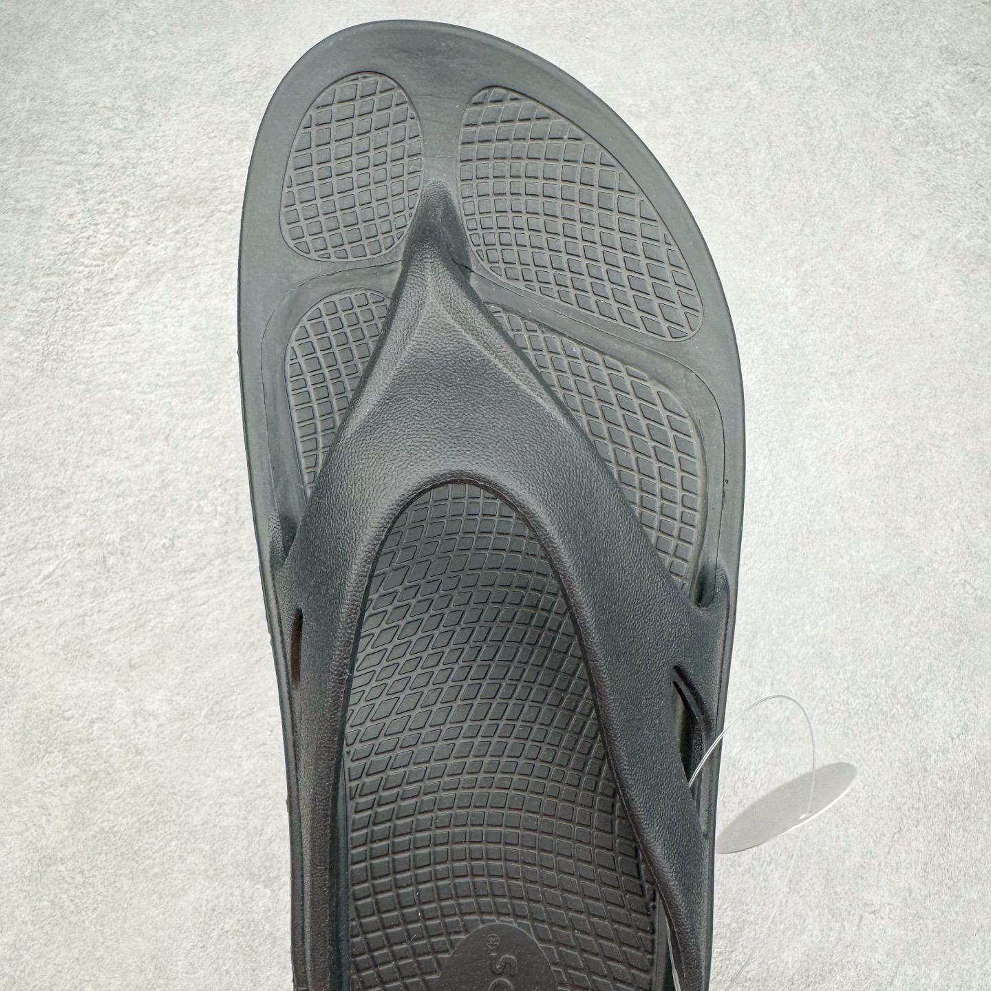 图片[4]-日韩爆款人字拖鞋，一双拖鞋卖出近5亿营收，来自美国马塞诸塞州的品牌OOFOS人字拖恢复凉鞋，产品具有很强的支撑力，有助于减轻脚、膝盖和脚踝的压力，同时增加稳定性。品牌产品采用专利OOfoam技术制成，可以在用户行走时缓冲脚部并吸收冲击力。产品类似于筋膜枪，在运动过后用户能通过走路对脚部、腿部起到放松和修复作用。嘎嘎好穿，让全球运动员为之倾倒！尺码 37-44-选品中心