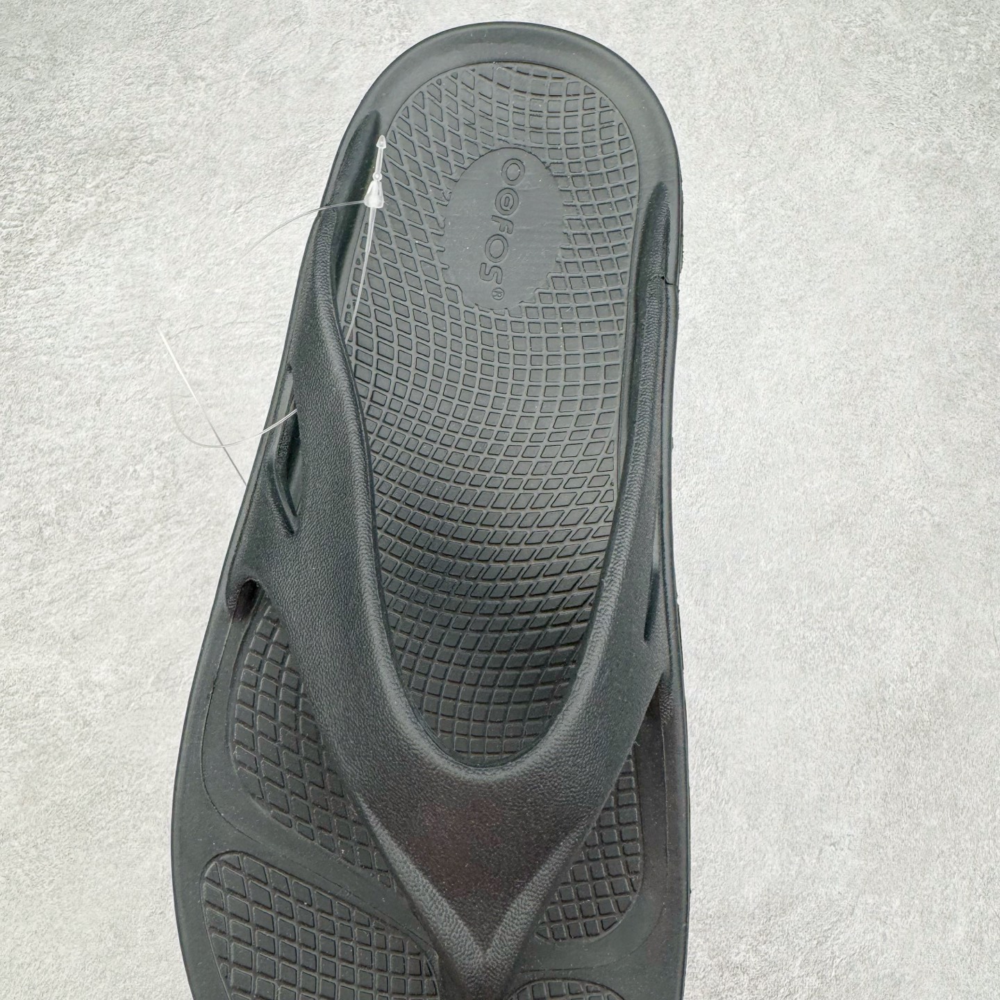 图片[5]-日韩爆款人字拖鞋，一双拖鞋卖出近5亿营收，来自美国马塞诸塞州的品牌OOFOS人字拖恢复凉鞋，产品具有很强的支撑力，有助于减轻脚、膝盖和脚踝的压力，同时增加稳定性。品牌产品采用专利OOfoam技术制成，可以在用户行走时缓冲脚部并吸收冲击力。产品类似于筋膜枪，在运动过后用户能通过走路对脚部、腿部起到放松和修复作用。嘎嘎好穿，让全球运动员为之倾倒！尺码 37-44-选品中心